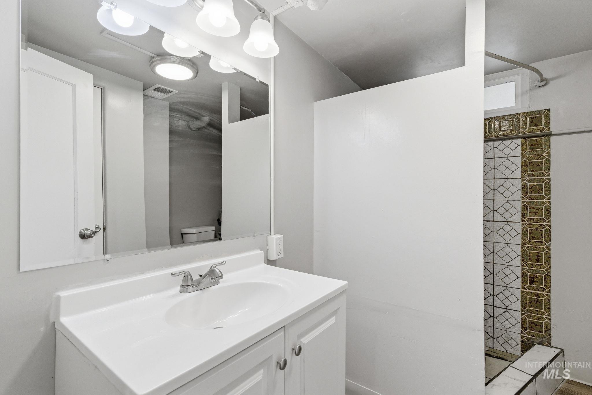 123 S Holly St, Nampa, Idaho 83686-5101, 2 Bedrooms, 1 Bathroom, Residential Income For Sale, Price $499,900,MLS 98978658