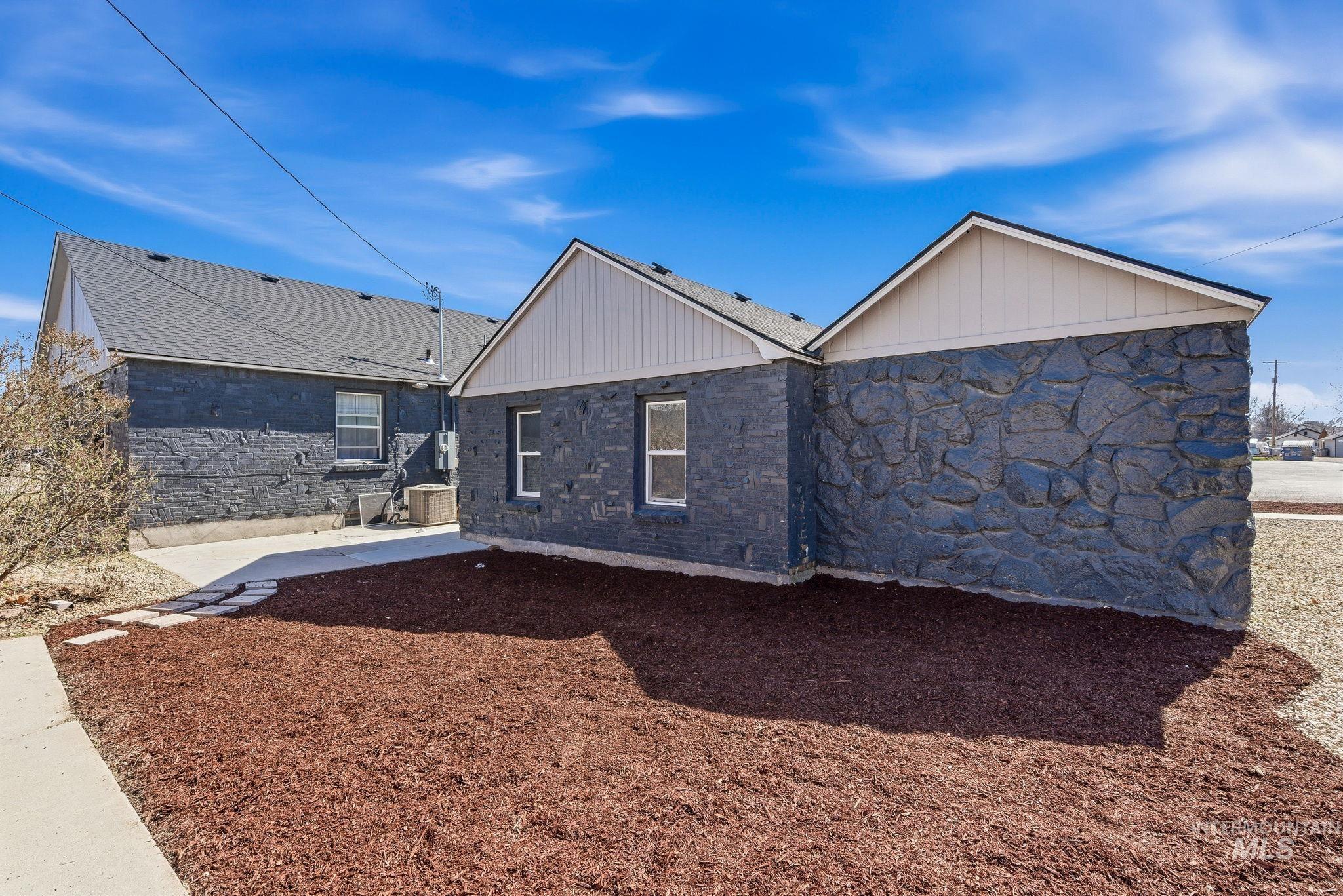 123 S Holly St, Nampa, Idaho 83686-5101, 2 Bedrooms, 1 Bathroom, Residential Income For Sale, Price $499,900,MLS 98978658