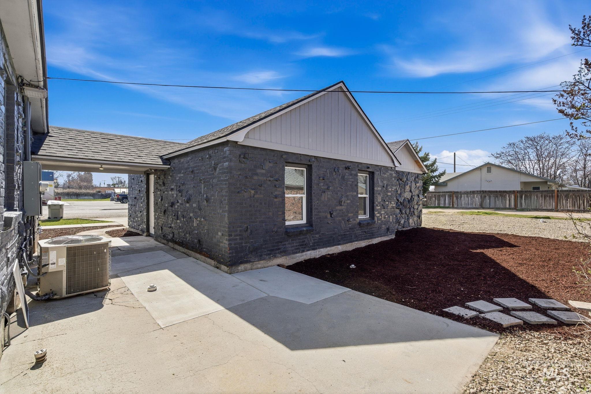 123 S Holly St, Nampa, Idaho 83686-5101, 2 Bedrooms, 1 Bathroom, Residential Income For Sale, Price $499,900,MLS 98978658