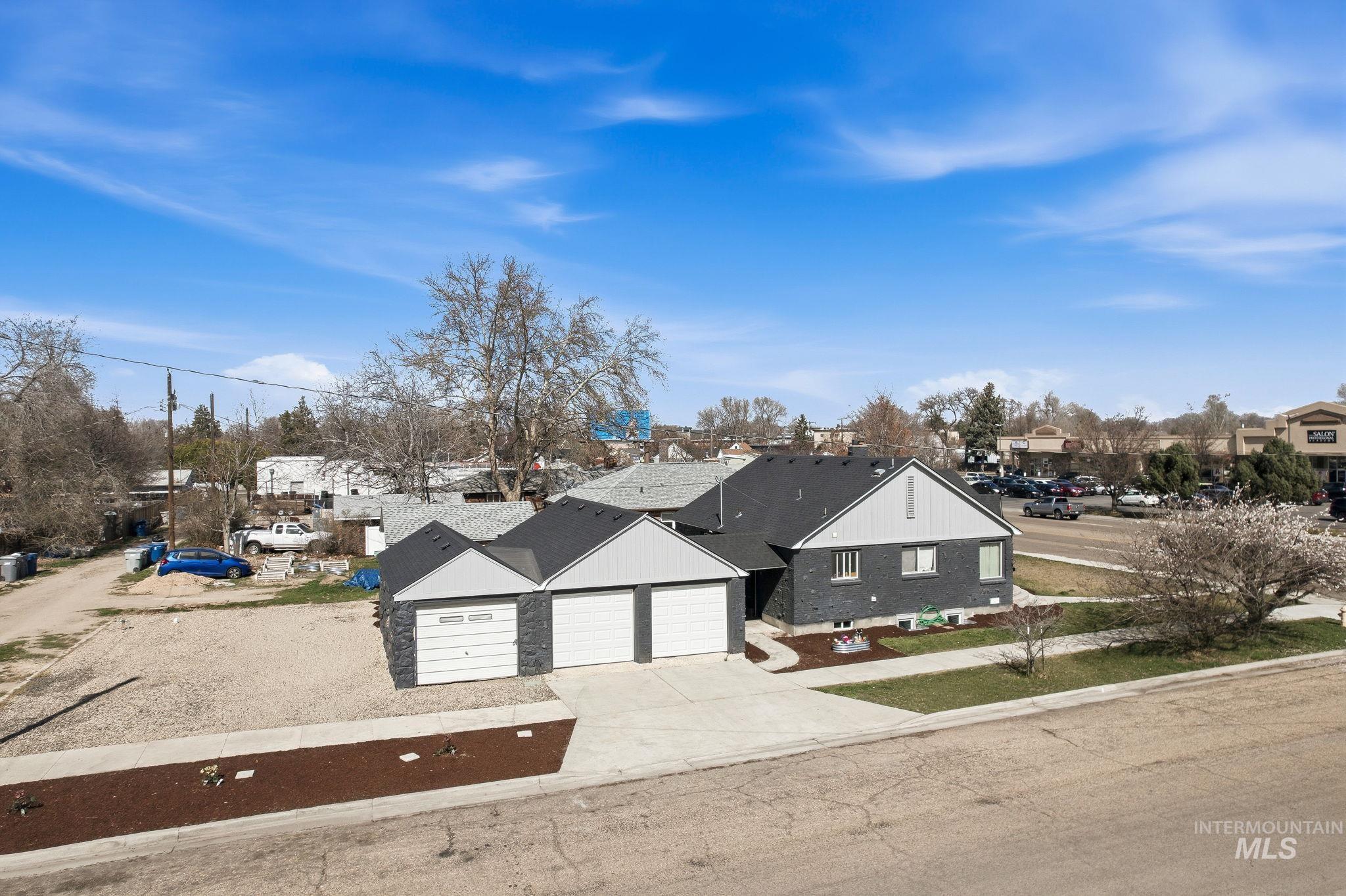 123 S Holly St, Nampa, Idaho 83686-5101, 2 Bedrooms, 1 Bathroom, Residential Income For Sale, Price $499,900,MLS 98978658