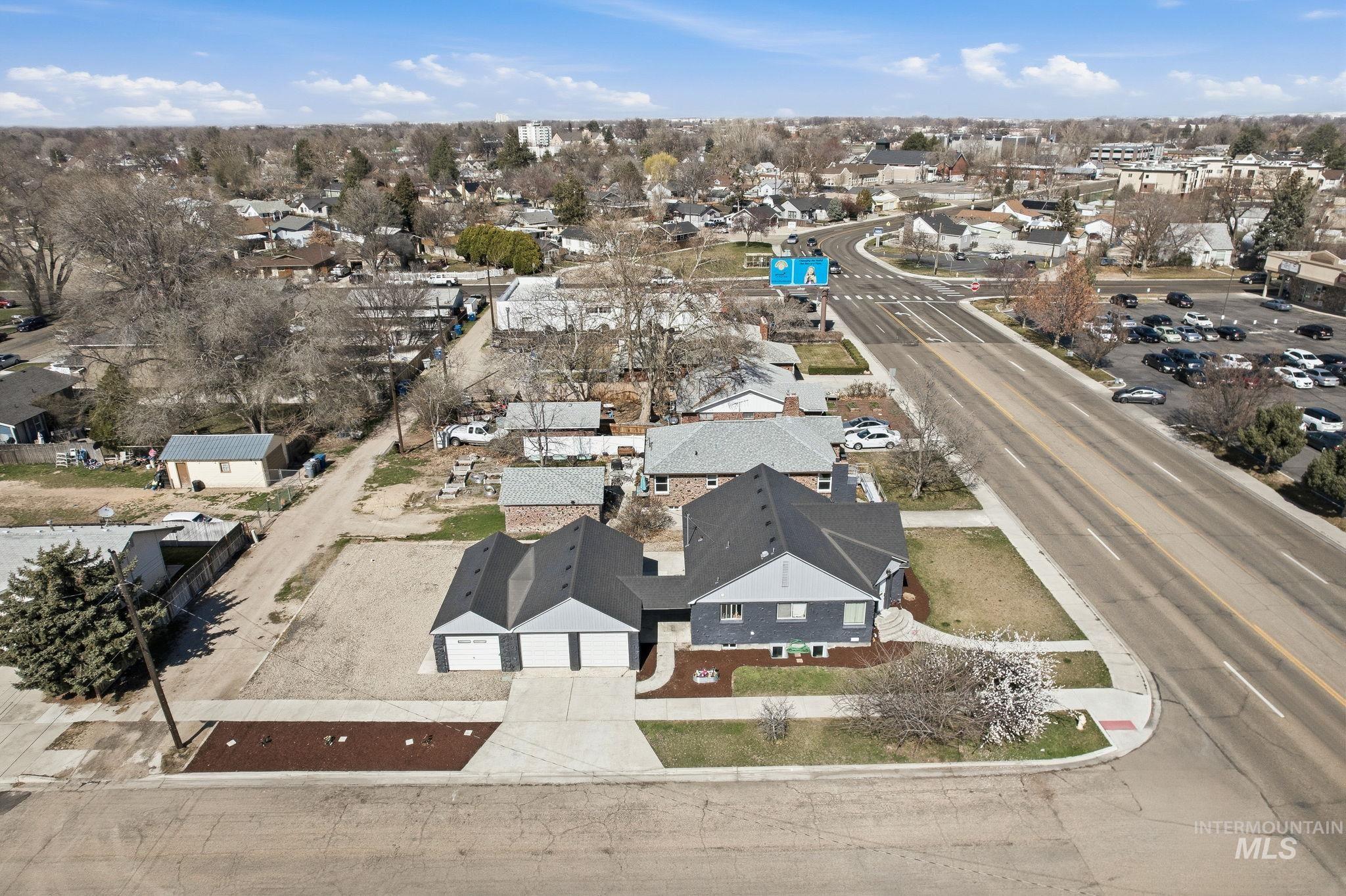 123 S Holly St, Nampa, Idaho 83686-5101, 2 Bedrooms, 1 Bathroom, Residential Income For Sale, Price $499,900,MLS 98978658