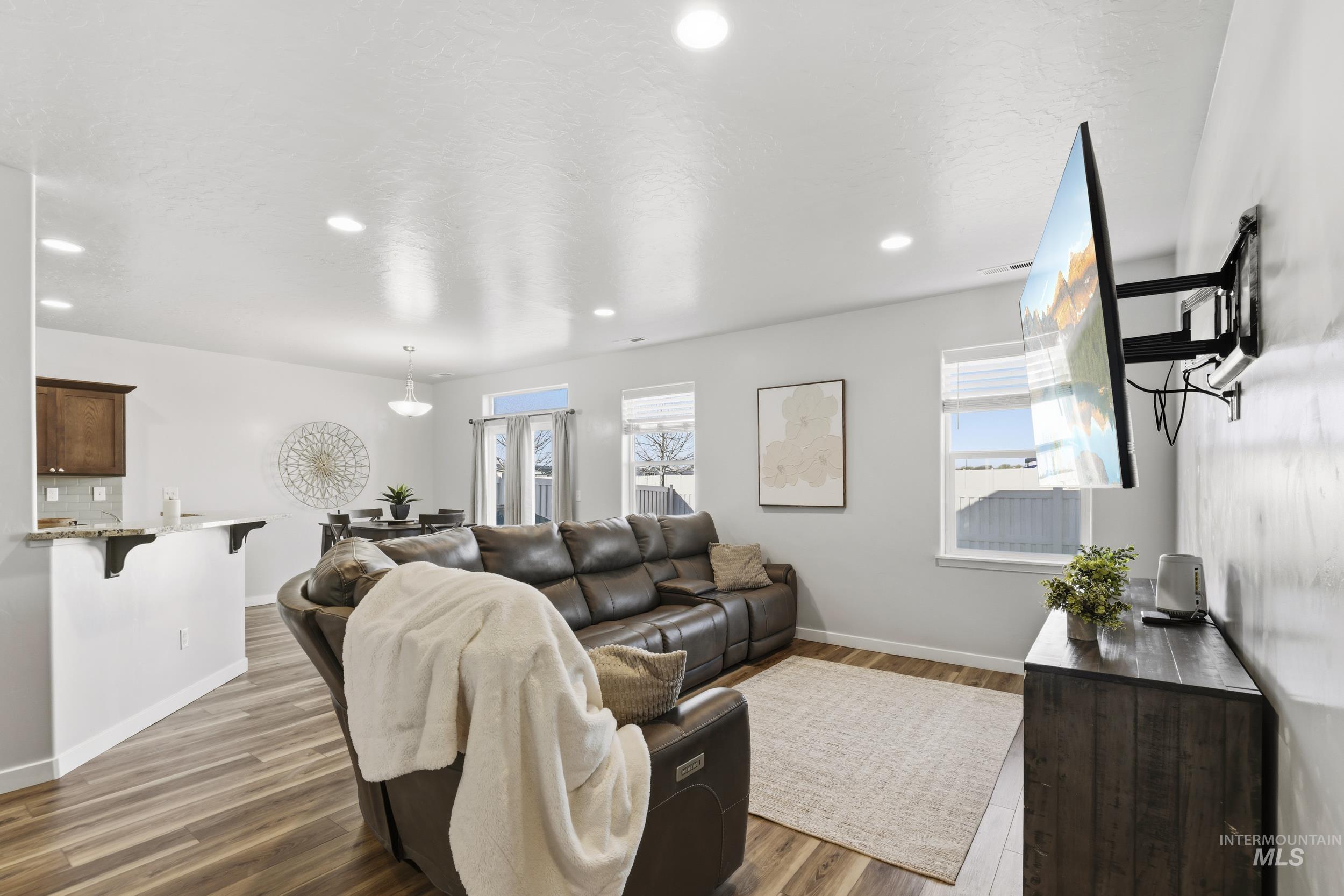 403 Chimney Swift Avenue, Caldwell, Idaho 83605, 3 Bedrooms, 2 Bathrooms, Residential For Sale, Price $379,900,MLS 98978661