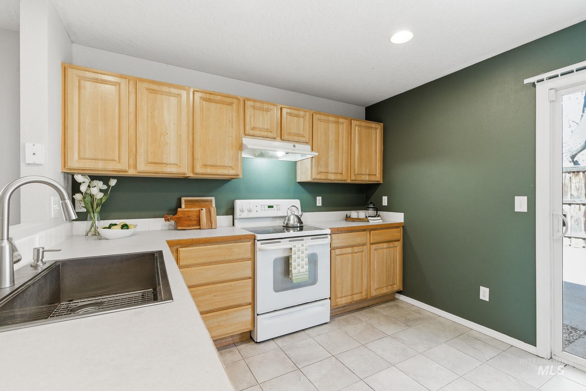 9572 W Weir Hollis Dr., Boise, Idaho 83709, 3 Bedrooms, 2 Bathrooms, Residential For Sale, Price $369,000,MLS 98978668