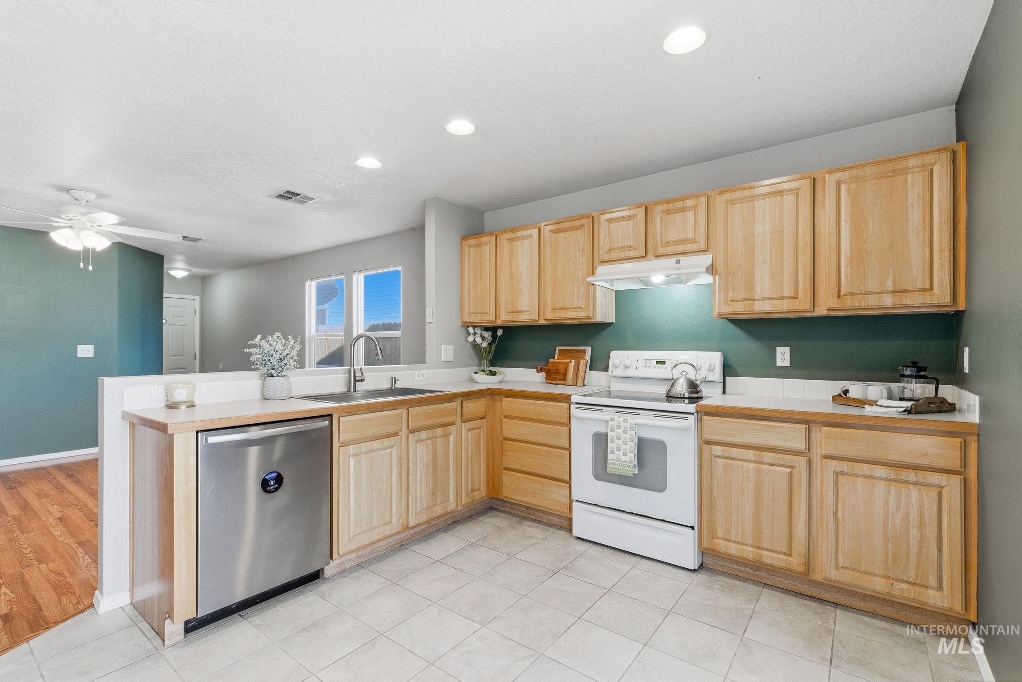 9572 W Weir Hollis Dr., Boise, Idaho 83709, 3 Bedrooms, 2 Bathrooms, Residential For Sale, Price $369,000,MLS 98978668