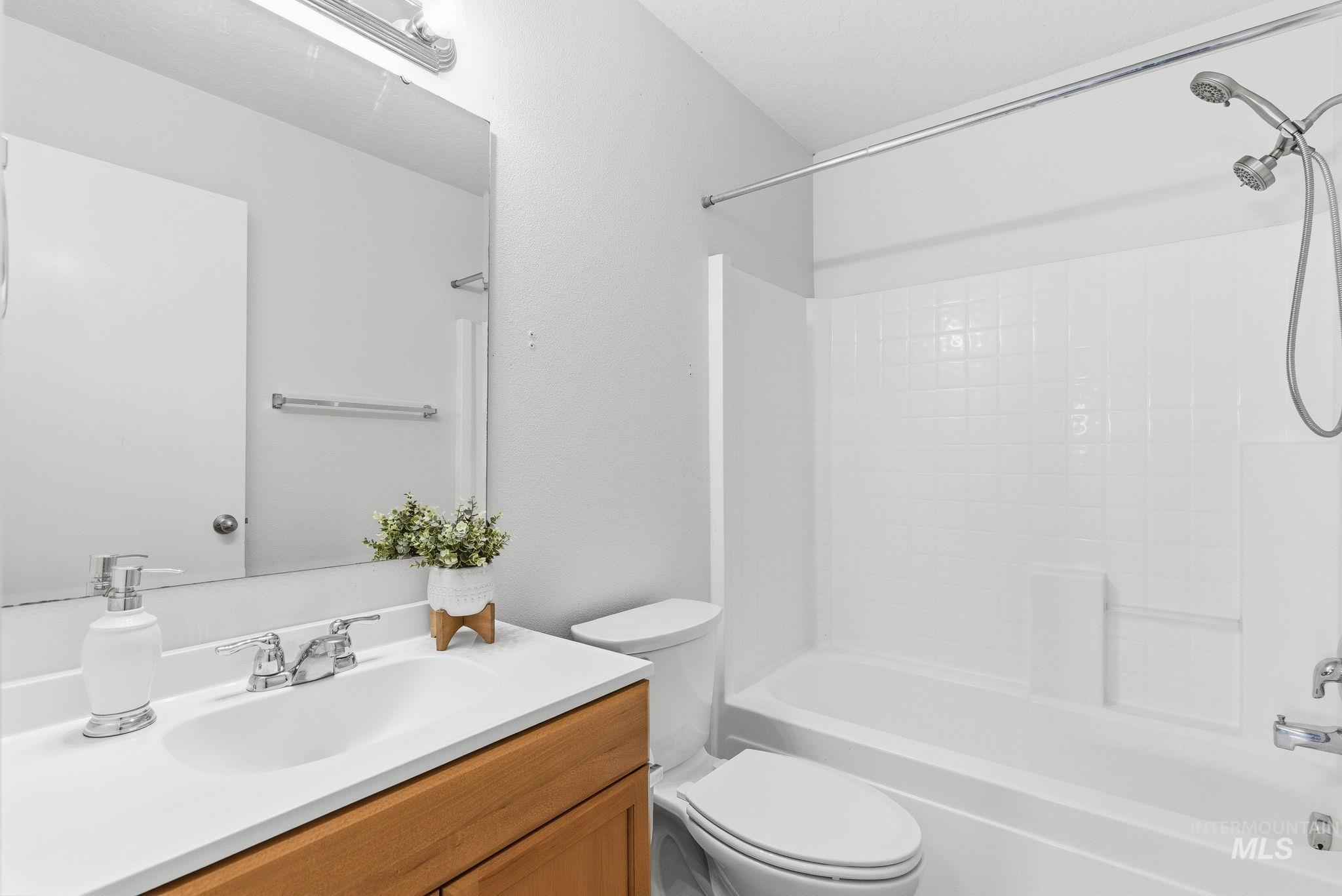 9572 W Weir Hollis Dr., Boise, Idaho 83709, 3 Bedrooms, 2 Bathrooms, Residential For Sale, Price $369,000,MLS 98978668