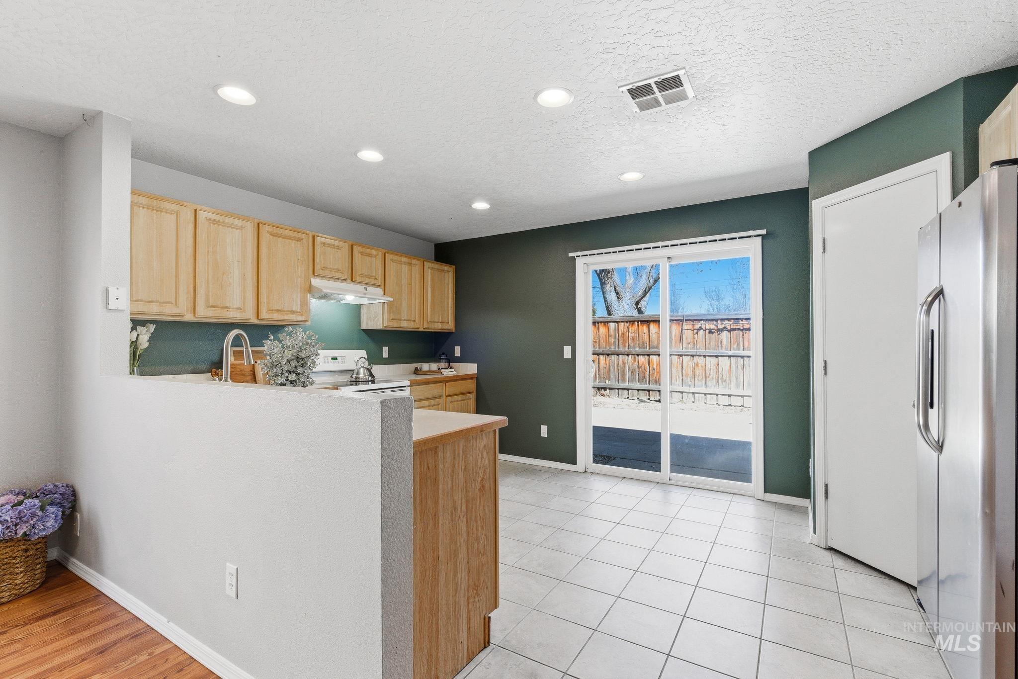 9572 W Weir Hollis Dr., Boise, Idaho 83709, 3 Bedrooms, 2 Bathrooms, Residential For Sale, Price $369,000,MLS 98978668