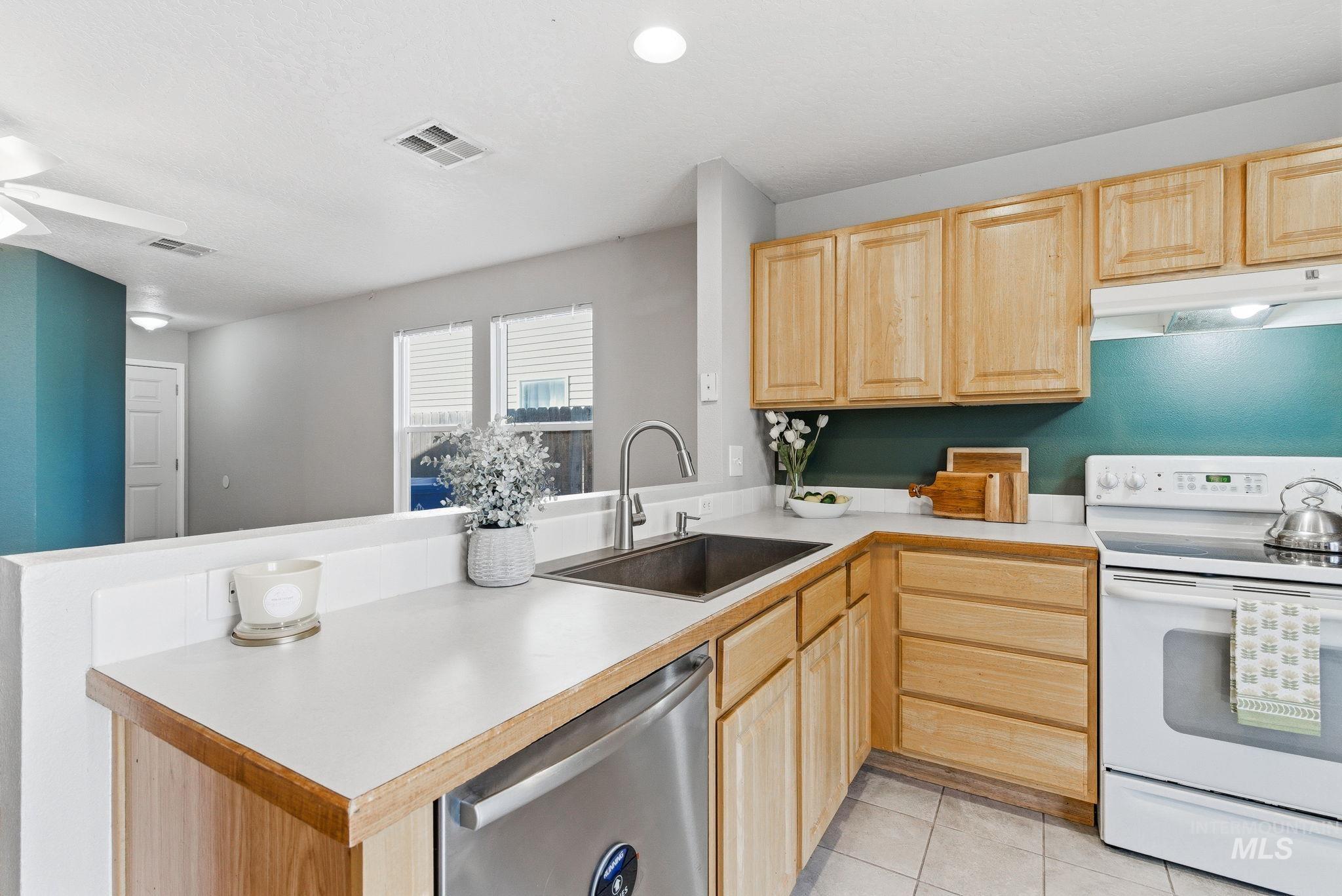 9572 W Weir Hollis Dr., Boise, Idaho 83709, 3 Bedrooms, 2 Bathrooms, Residential For Sale, Price $369,000,MLS 98978668