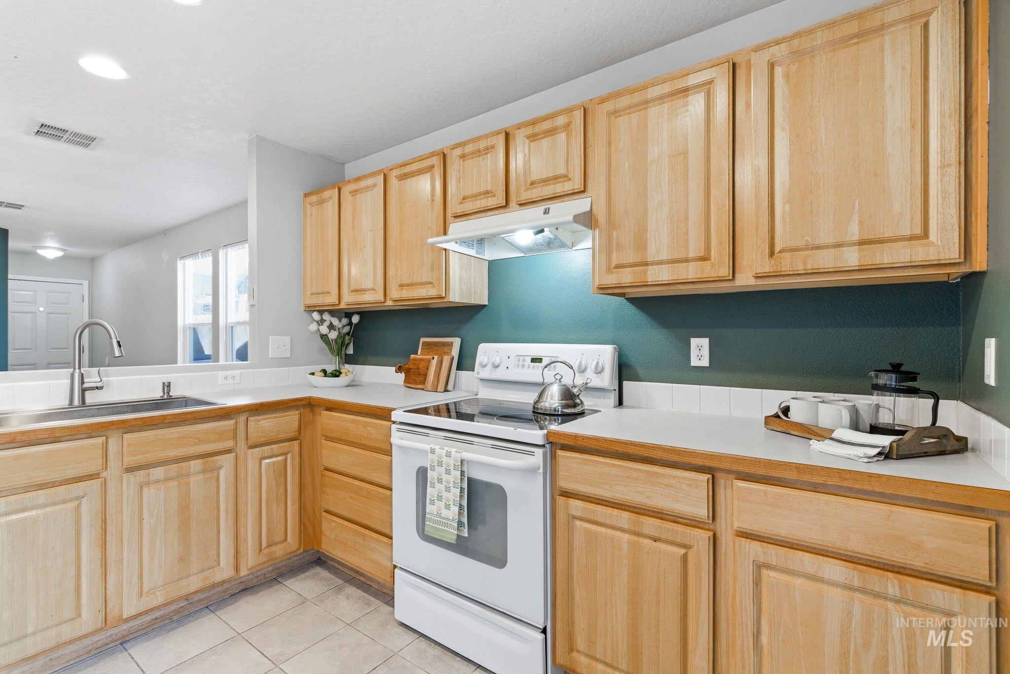 9572 W Weir Hollis Dr., Boise, Idaho 83709, 3 Bedrooms, 2 Bathrooms, Residential For Sale, Price $369,000,MLS 98978668