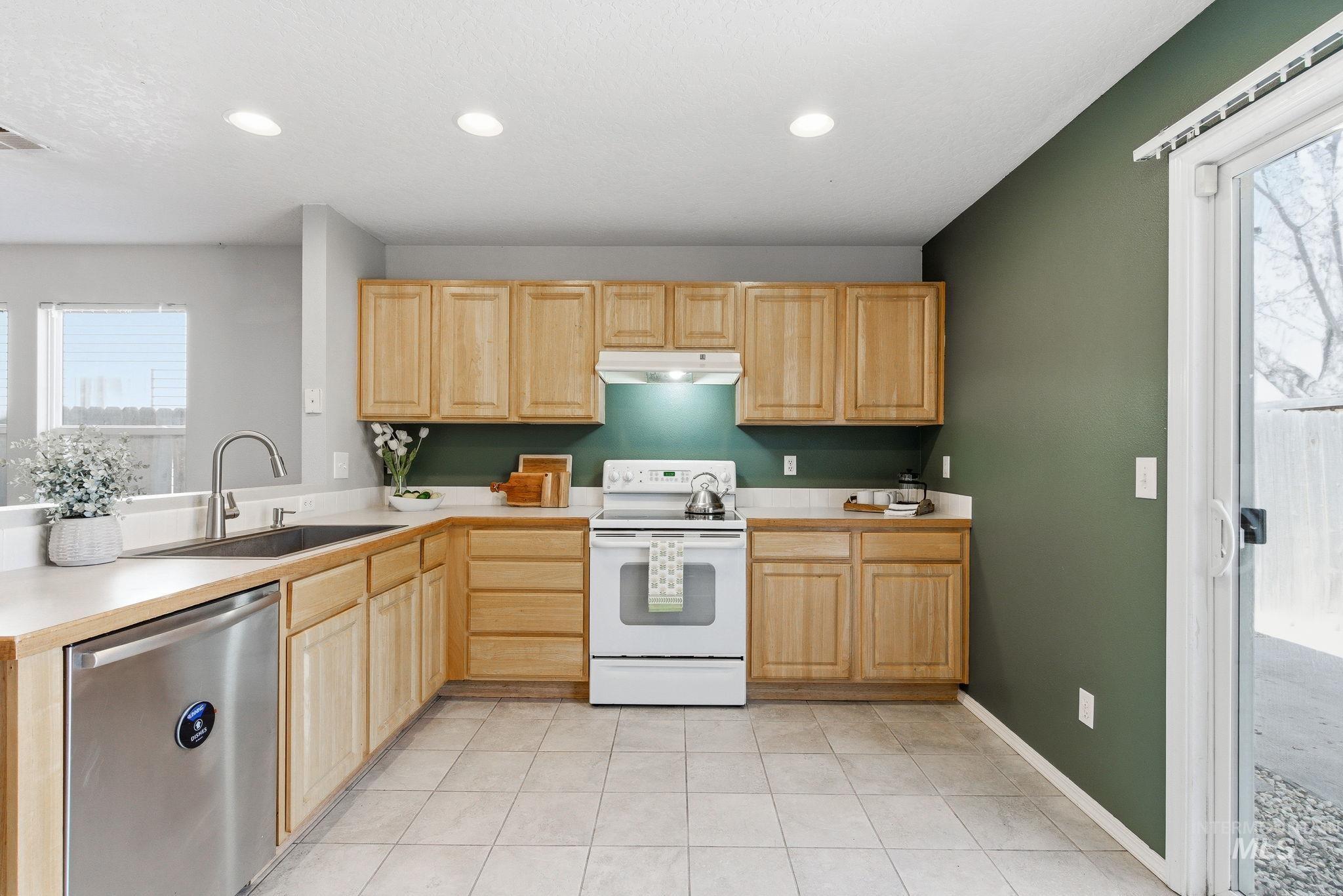 9572 W Weir Hollis Dr., Boise, Idaho 83709, 3 Bedrooms, 2 Bathrooms, Residential For Sale, Price $369,000,MLS 98978668