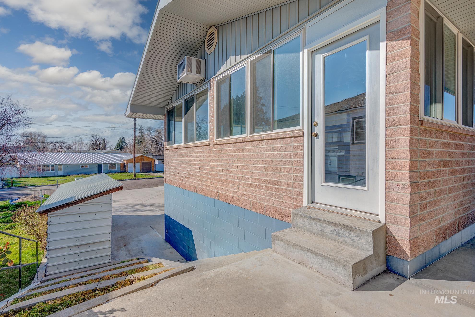 647 NW 3rd Street, Ontario, Oregon 97914, 3 Bedrooms, 2 Bathrooms, Residential For Sale, Price $349,000,MLS 98978684