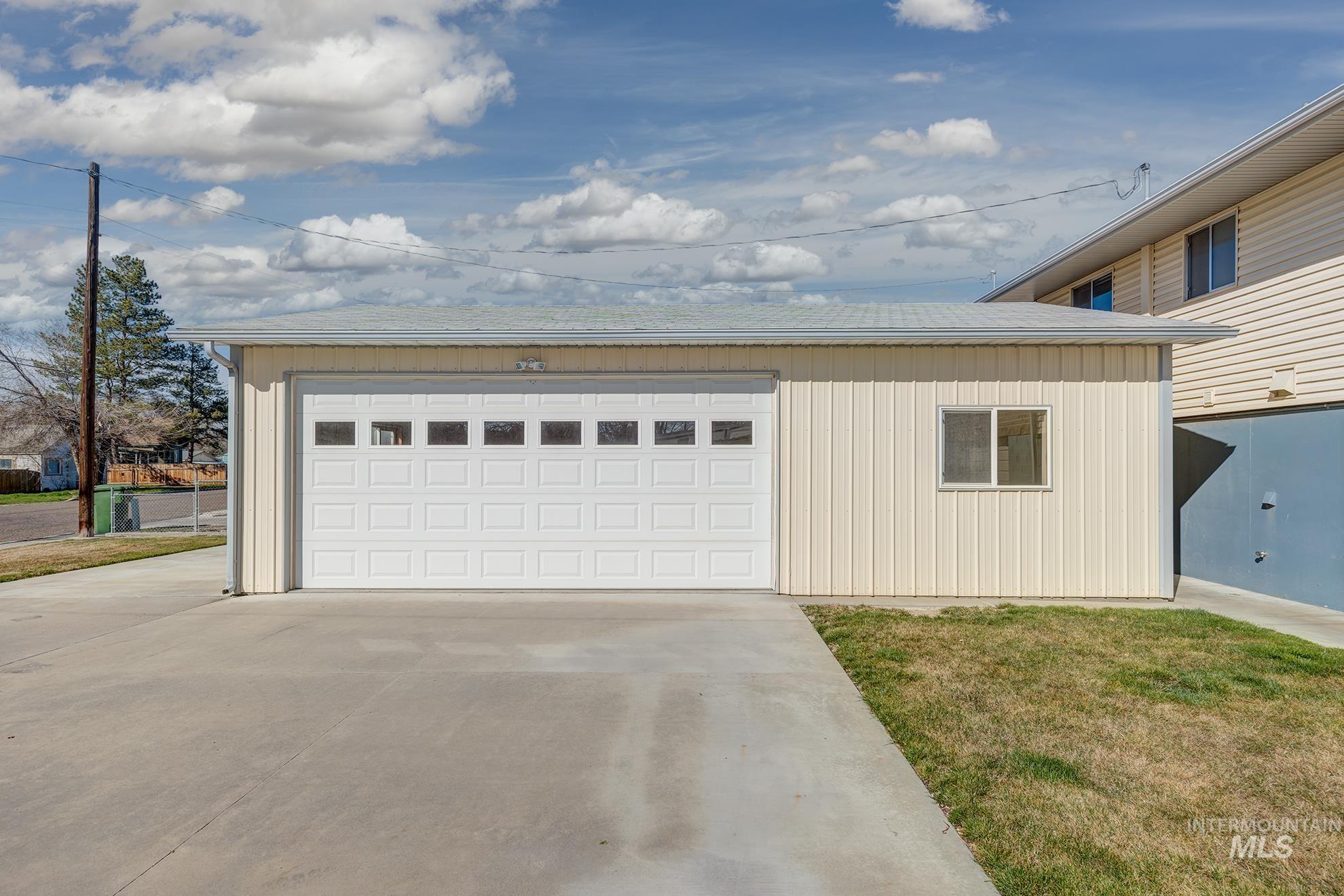 647 NW 3rd Street, Ontario, Oregon 97914, 3 Bedrooms, 2 Bathrooms, Residential For Sale, Price $349,000,MLS 98978684