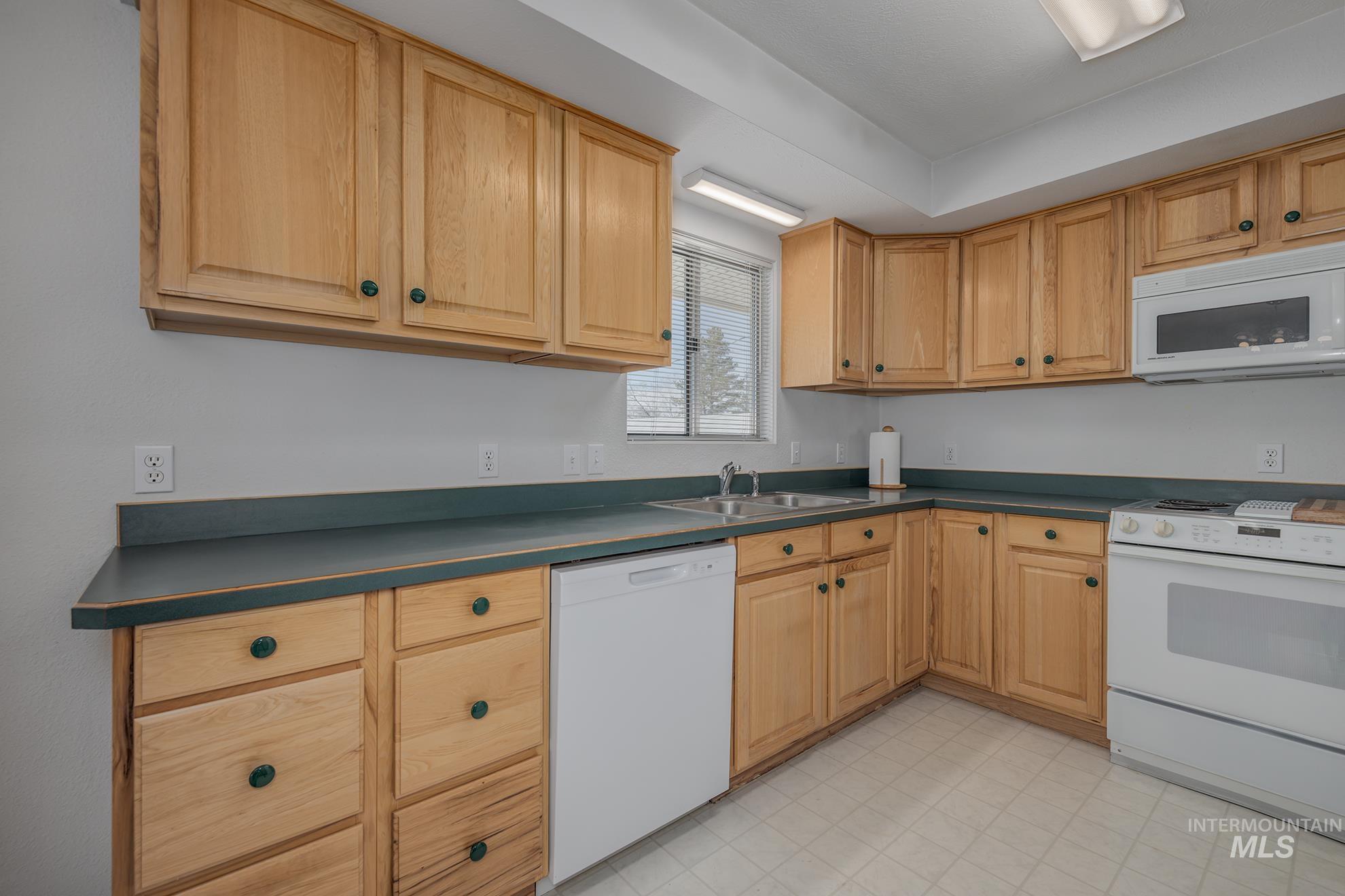 647 NW 3rd Street, Ontario, Oregon 97914, 3 Bedrooms, 2 Bathrooms, Residential For Sale, Price $349,000,MLS 98978684