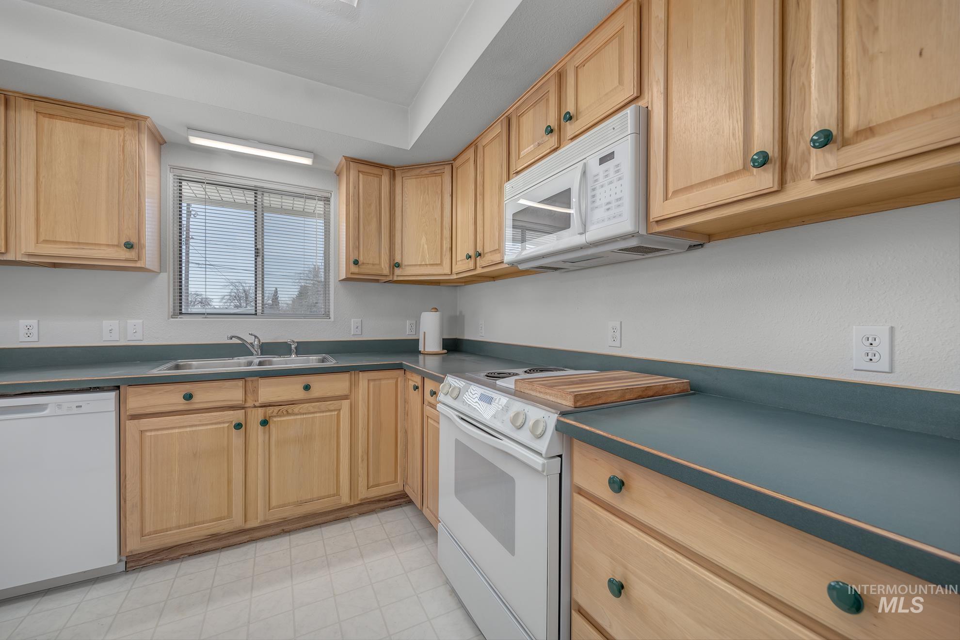 647 NW 3rd Street, Ontario, Oregon 97914, 3 Bedrooms, 2 Bathrooms, Residential For Sale, Price $349,000,MLS 98978684