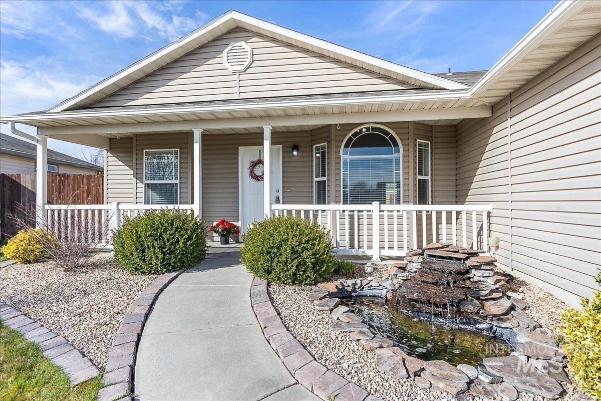 533 W Palmer Dr, Nampa, Idaho 83686-8389, 3 Bedrooms, 2 Bathrooms, Residential For Sale, Price $375,000,MLS 98978690