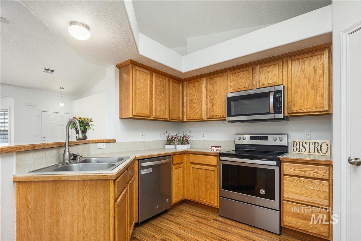 533 W Palmer Dr, Nampa, Idaho 83686-8389, 3 Bedrooms, 2 Bathrooms, Residential For Sale, Price $375,000,MLS 98978690