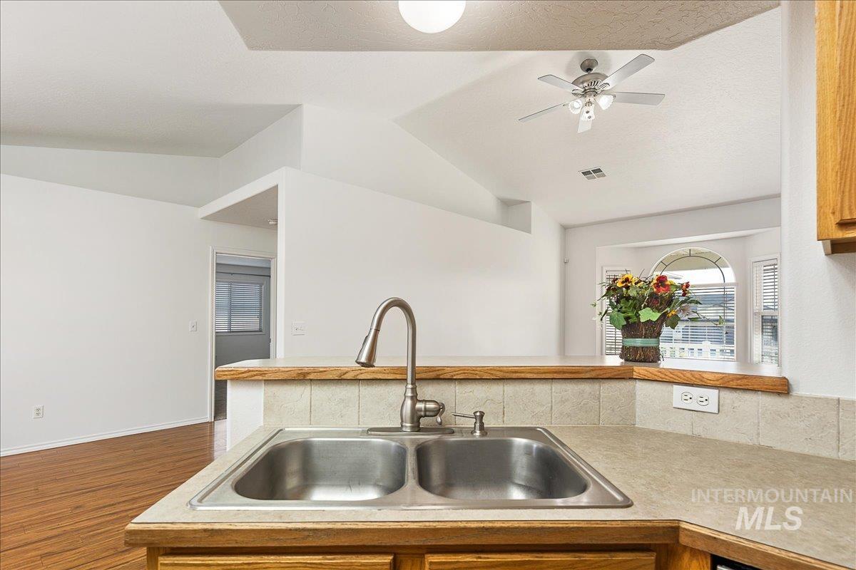 533 W Palmer Dr, Nampa, Idaho 83686-8389, 3 Bedrooms, 2 Bathrooms, Residential For Sale, Price $375,000,MLS 98978690