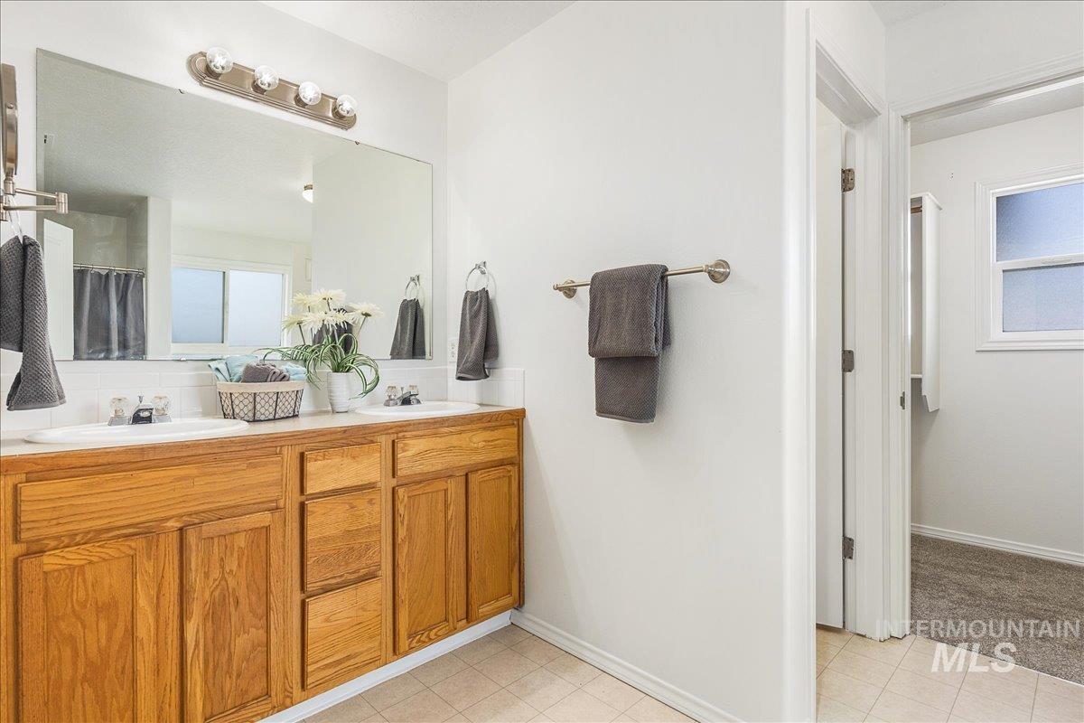 533 W Palmer Dr, Nampa, Idaho 83686-8389, 3 Bedrooms, 2 Bathrooms, Residential For Sale, Price $375,000,MLS 98978690