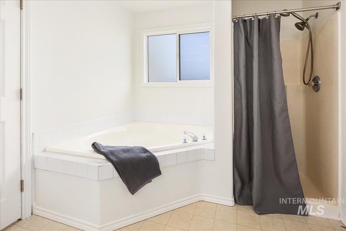 533 W Palmer Dr, Nampa, Idaho 83686-8389, 3 Bedrooms, 2 Bathrooms, Residential For Sale, Price $375,000,MLS 98978690