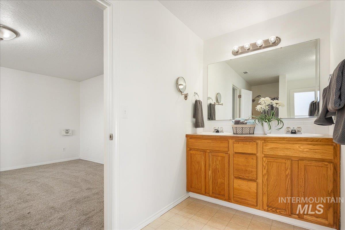 533 W Palmer Dr, Nampa, Idaho 83686-8389, 3 Bedrooms, 2 Bathrooms, Residential For Sale, Price $375,000,MLS 98978690