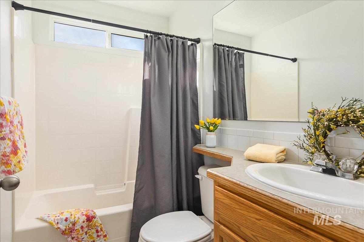 533 W Palmer Dr, Nampa, Idaho 83686-8389, 3 Bedrooms, 2 Bathrooms, Residential For Sale, Price $375,000,MLS 98978690