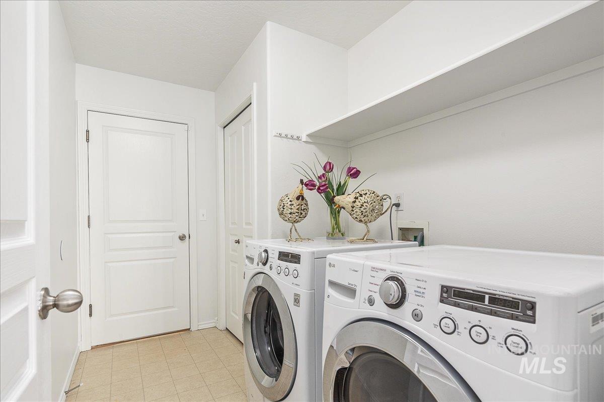 533 W Palmer Dr, Nampa, Idaho 83686-8389, 3 Bedrooms, 2 Bathrooms, Residential For Sale, Price $375,000,MLS 98978690