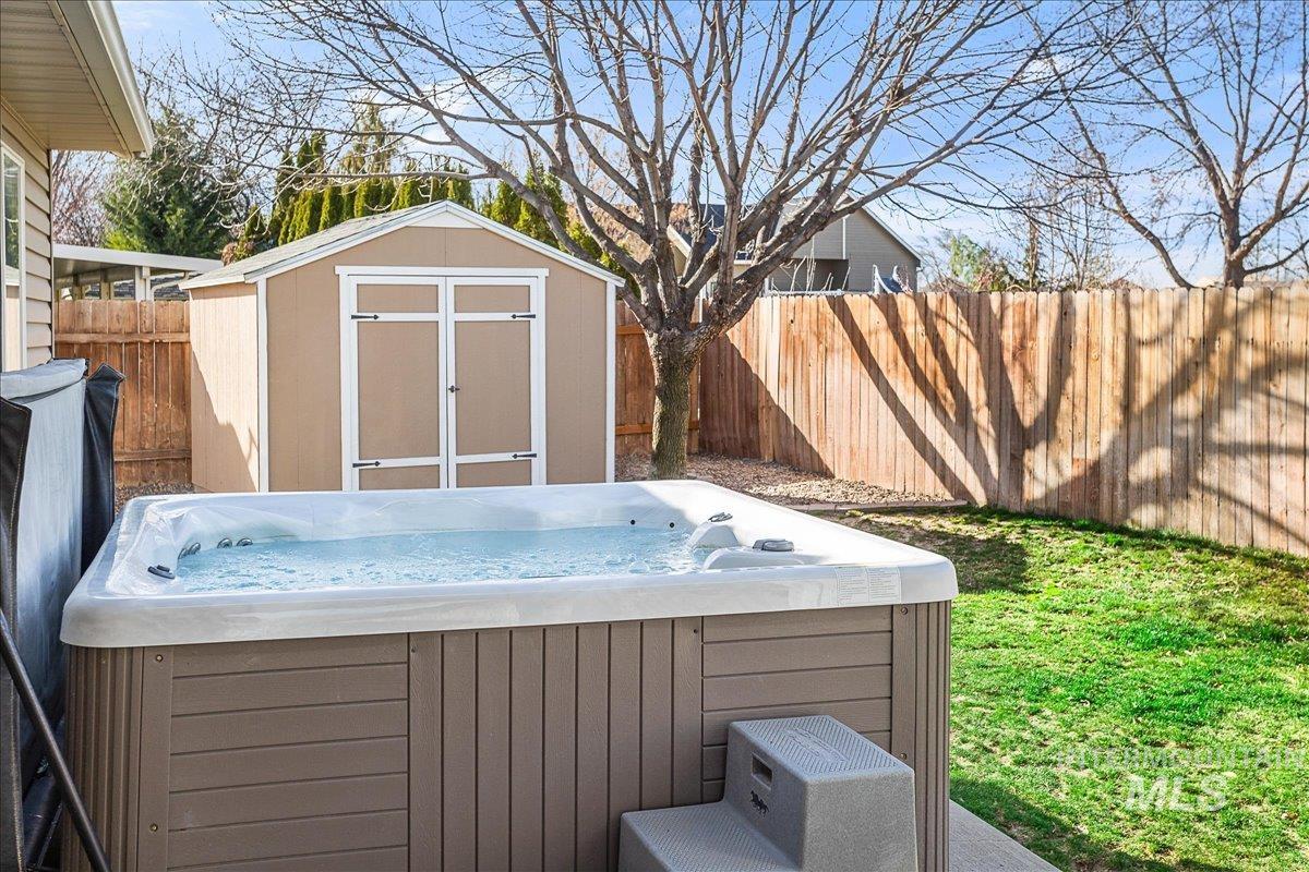 533 W Palmer Dr, Nampa, Idaho 83686-8389, 3 Bedrooms, 2 Bathrooms, Residential For Sale, Price $375,000,MLS 98978690