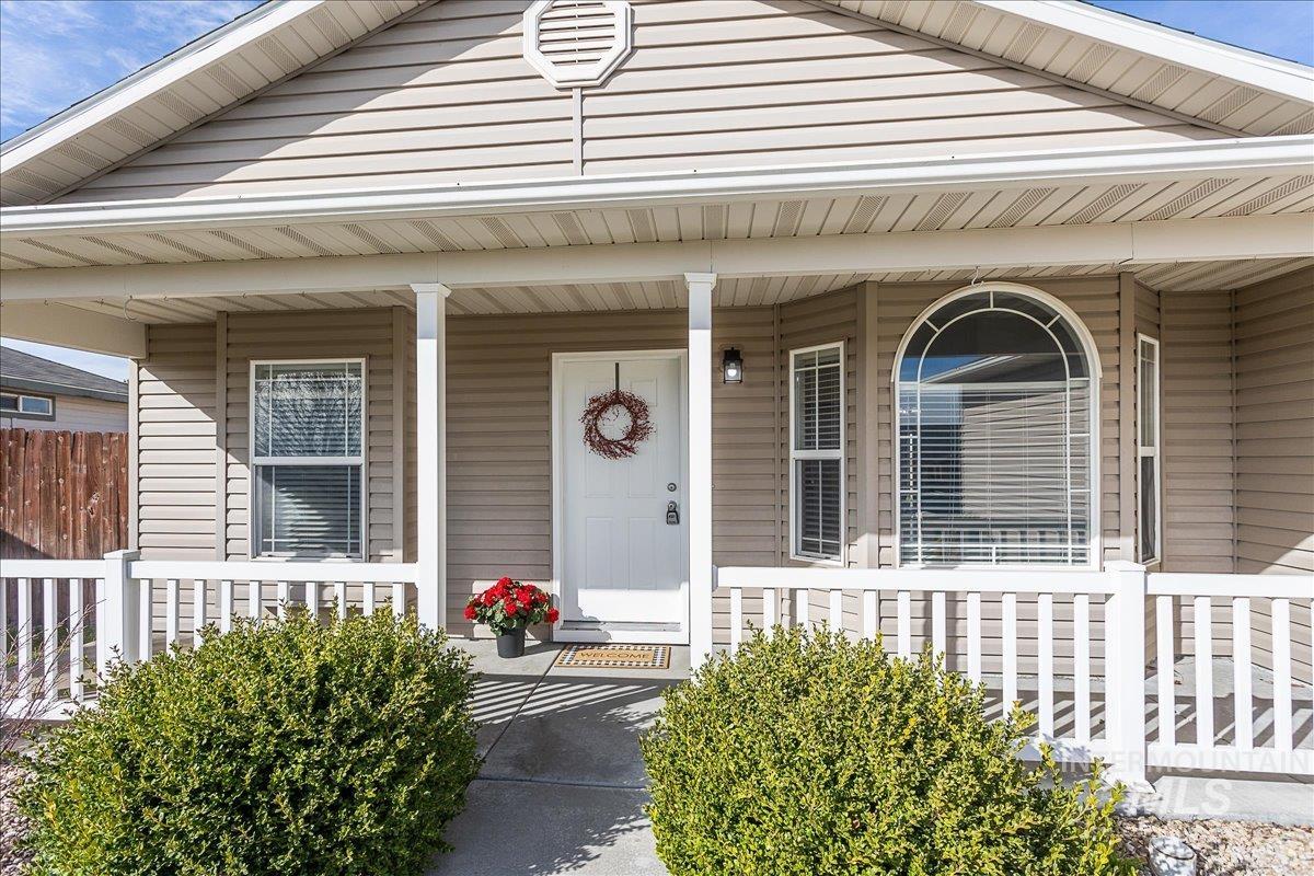 533 W Palmer Dr, Nampa, Idaho 83686-8389, 3 Bedrooms, 2 Bathrooms, Residential For Sale, Price $375,000,MLS 98978690