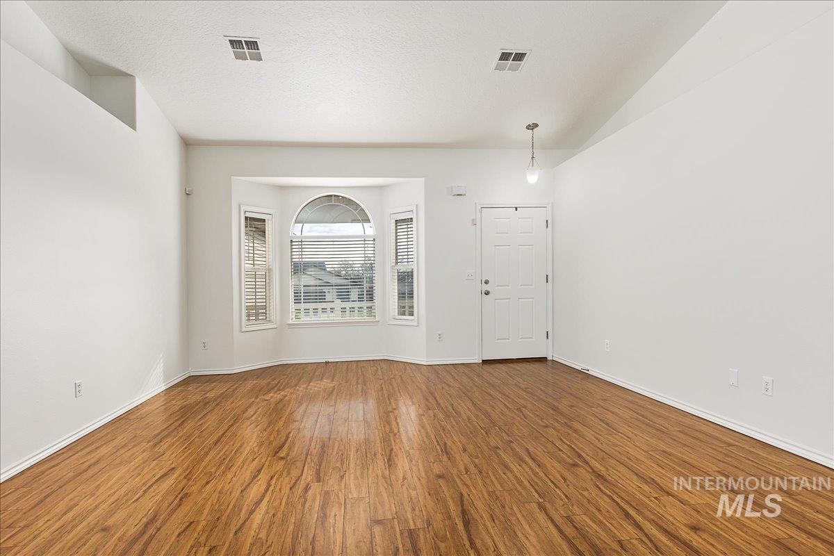 533 W Palmer Dr, Nampa, Idaho 83686-8389, 3 Bedrooms, 2 Bathrooms, Residential For Sale, Price $375,000,MLS 98978690