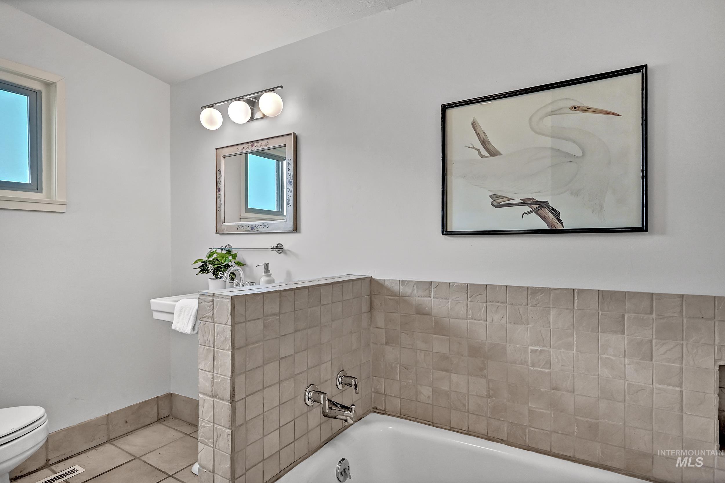 6226 W Edgewater Drive, Boise, Idaho 83709-1031, 4 Bedrooms, 2.5 Bathrooms, Residential For Sale, Price $575,000,MLS 98978694