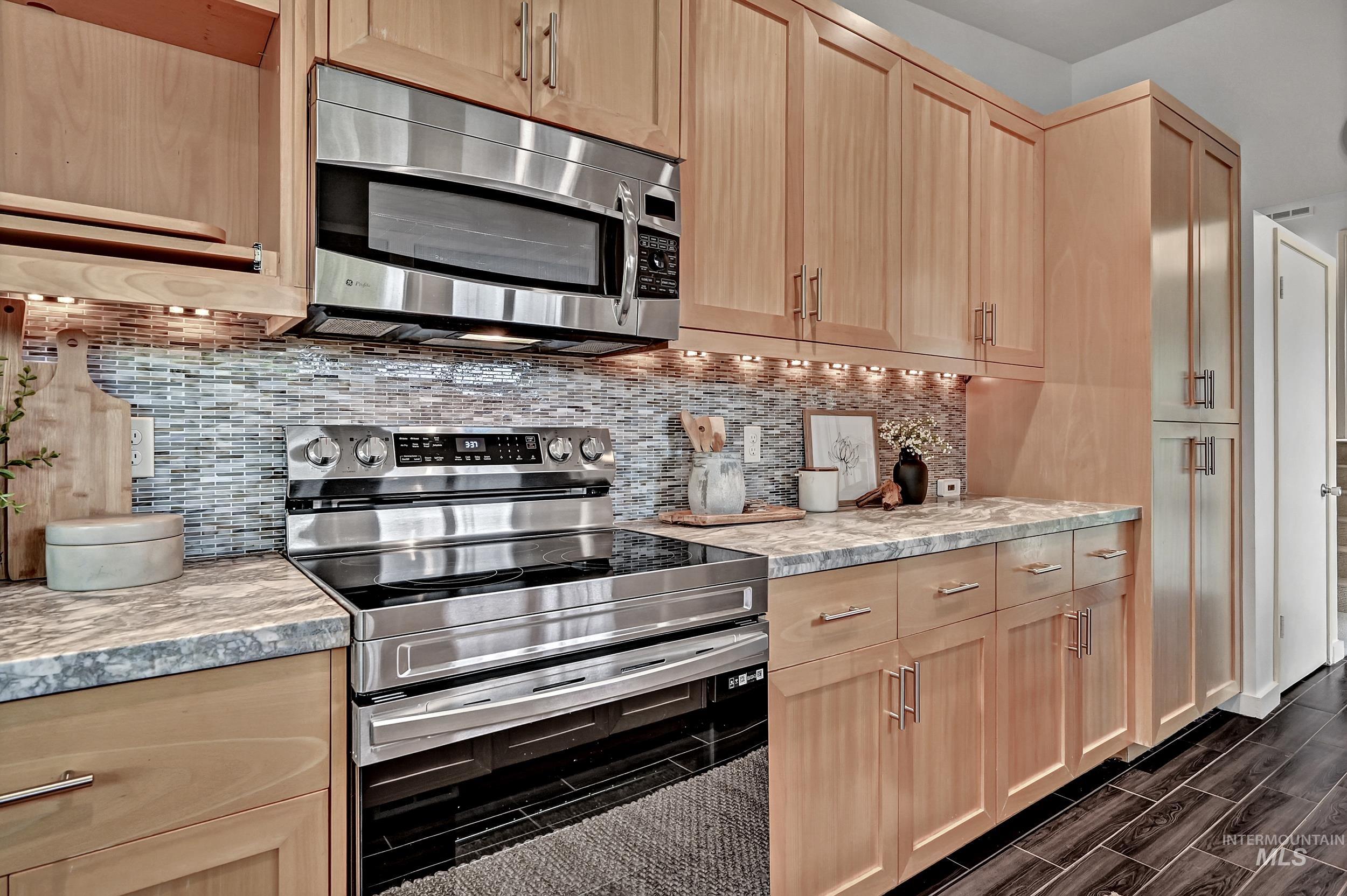 6226 W Edgewater Drive, Boise, Idaho 83709-1031, 4 Bedrooms, 2.5 Bathrooms, Residential For Sale, Price $575,000,MLS 98978694