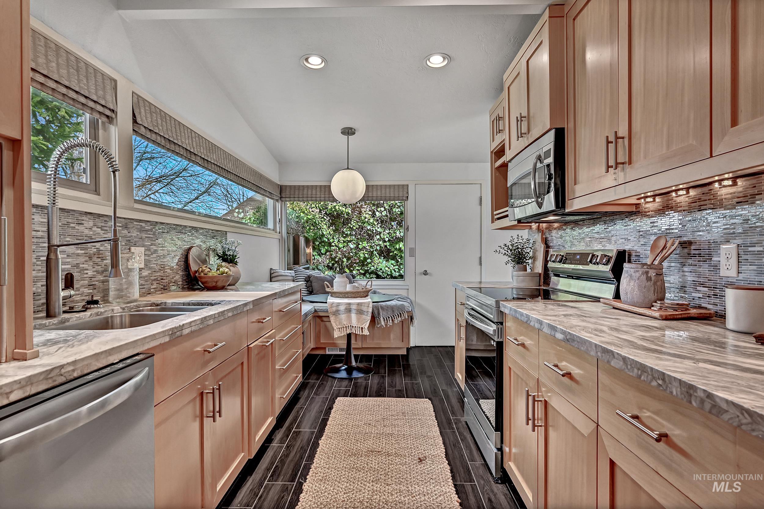 6226 W Edgewater Drive, Boise, Idaho 83709-1031, 4 Bedrooms, 2.5 Bathrooms, Residential For Sale, Price $575,000,MLS 98978694