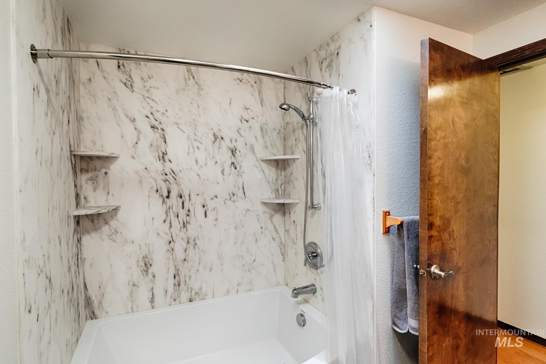 525 Donna Drive, Nampa, Idaho 83686-8861, 5 Bedrooms, 3 Bathrooms, Residential For Sale, Price $598,900,MLS 98978698