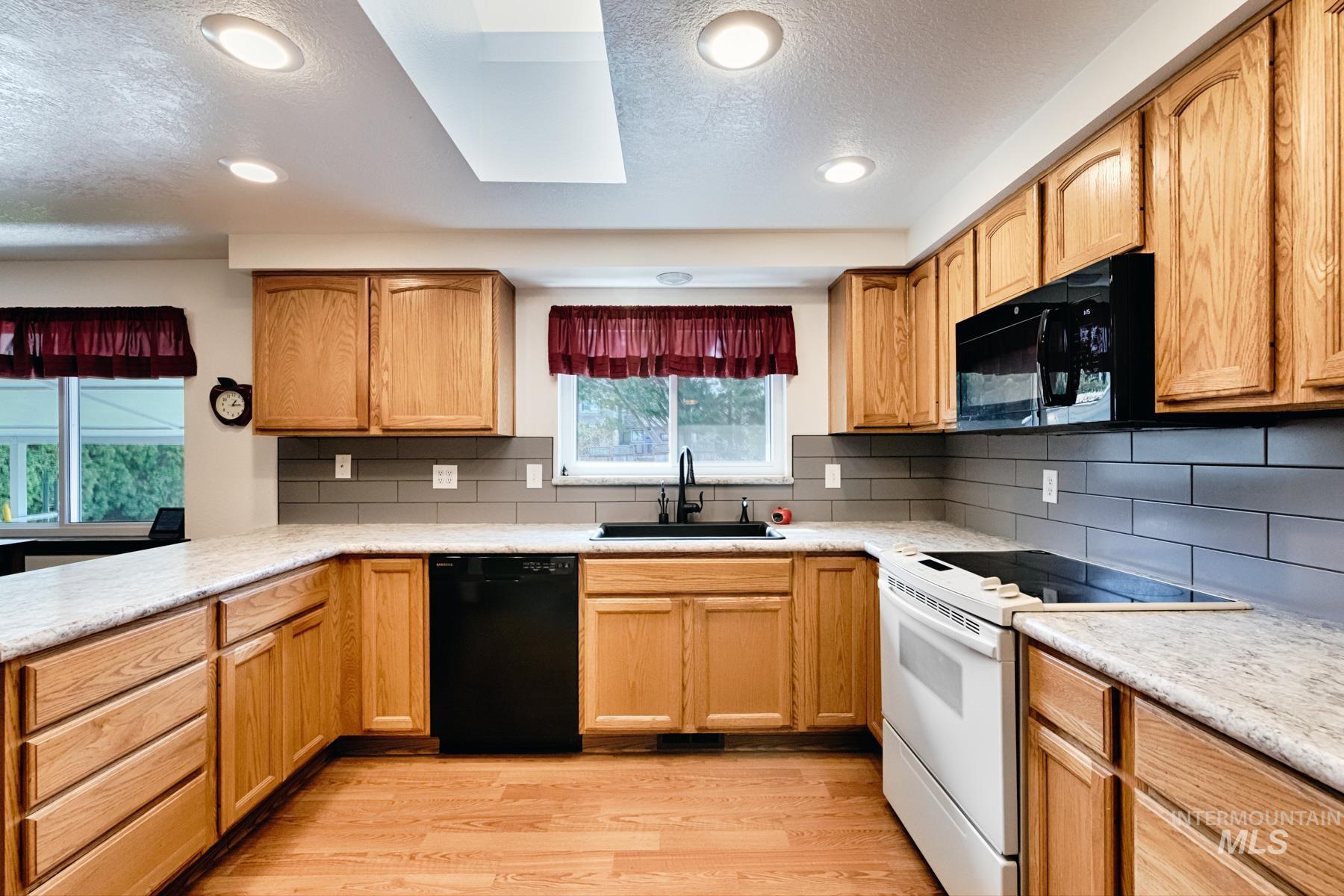525 Donna Drive, Nampa, Idaho 83686-8861, 5 Bedrooms, 3 Bathrooms, Residential For Sale, Price $598,900, 98978698