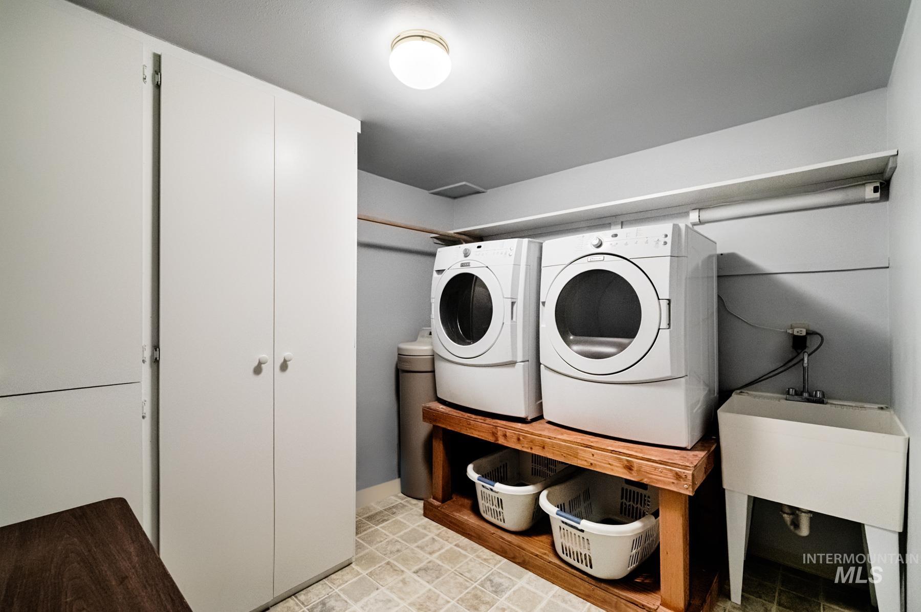 525 Donna Drive, Nampa, Idaho 83686-8861, 5 Bedrooms, 3 Bathrooms, Residential For Sale, Price $598,900,MLS 98978698