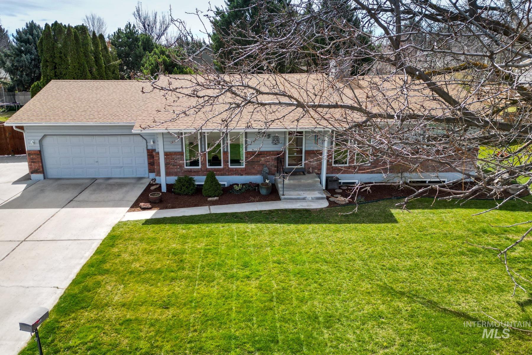 525 Donna Drive, Nampa, Idaho 83686-8861, 5 Bedrooms, 3 Bathrooms, Residential For Sale, Price $598,900, 98978698