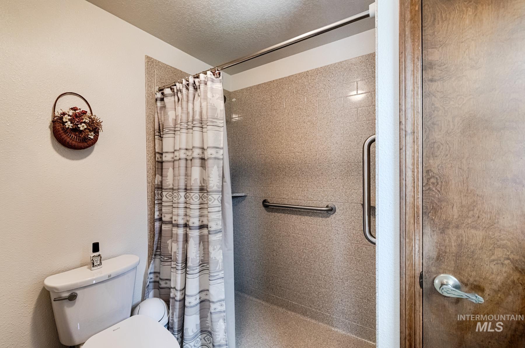 525 Donna Drive, Nampa, Idaho 83686-8861, 5 Bedrooms, 3 Bathrooms, Residential For Sale, Price $598,900, 98978698