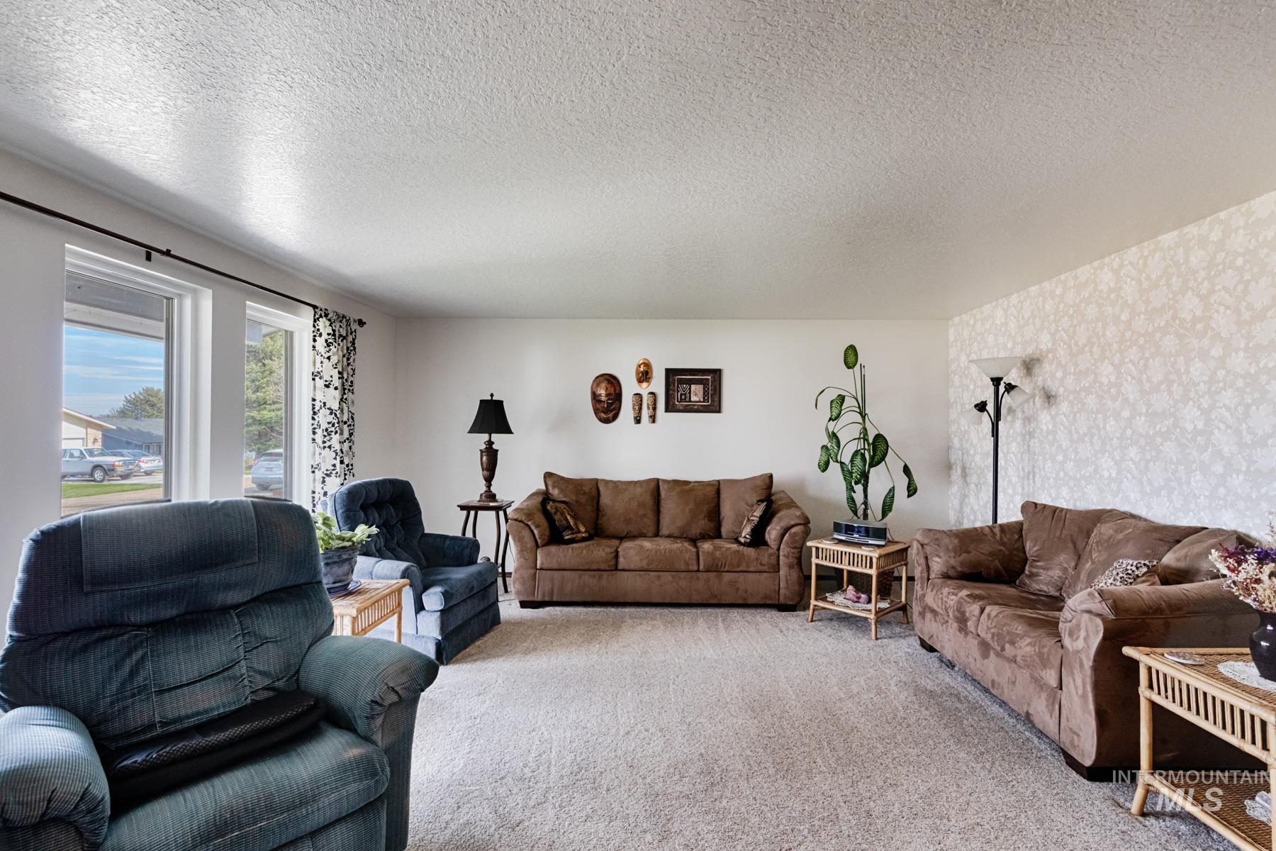 525 Donna Drive, Nampa, Idaho 83686-8861, 5 Bedrooms, 3 Bathrooms, Residential For Sale, Price $598,900,MLS 98978698