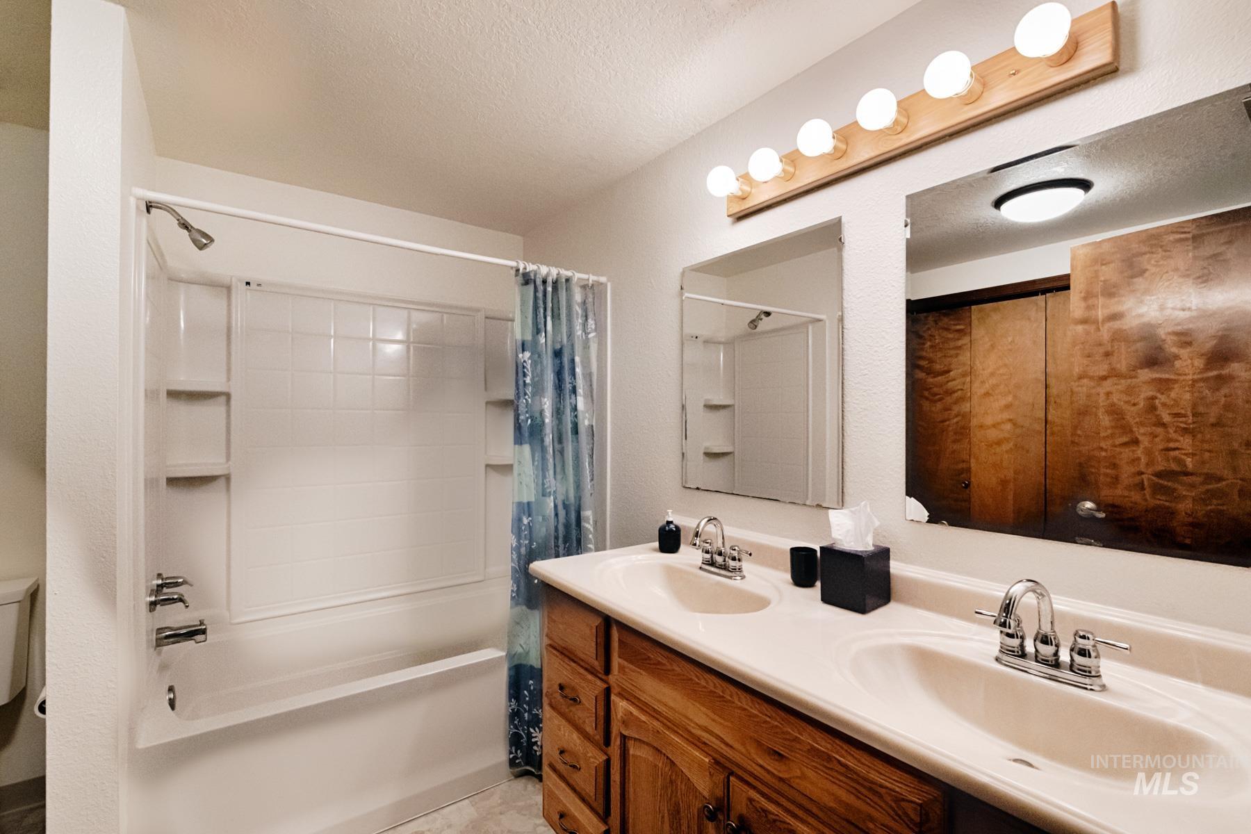 525 Donna Drive, Nampa, Idaho 83686-8861, 5 Bedrooms, 3 Bathrooms, Residential For Sale, Price $598,900,MLS 98978698