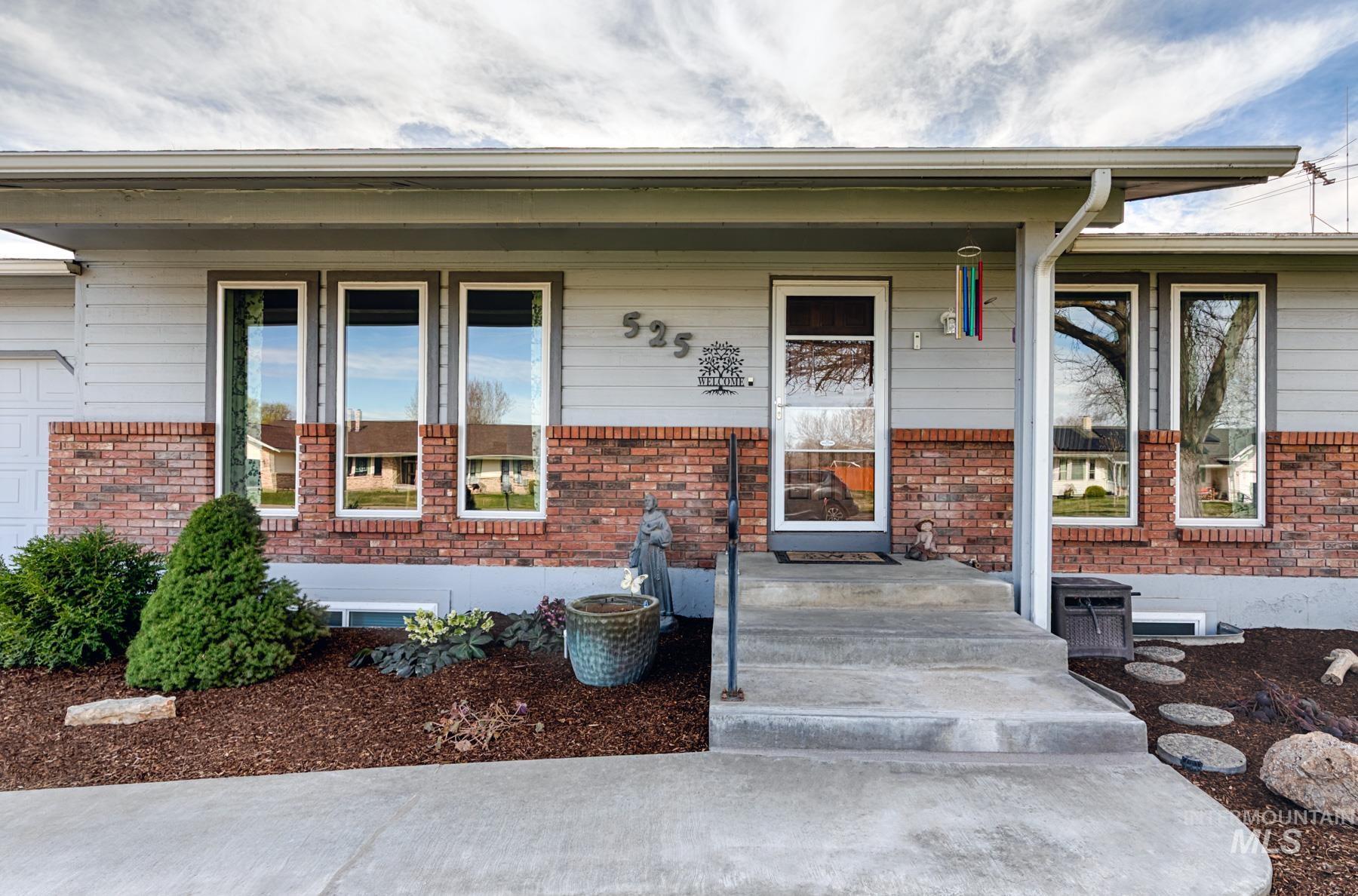 525 Donna Drive, Nampa, Idaho 83686-8861, 5 Bedrooms, 3 Bathrooms, Residential For Sale, Price $598,900, 98978698