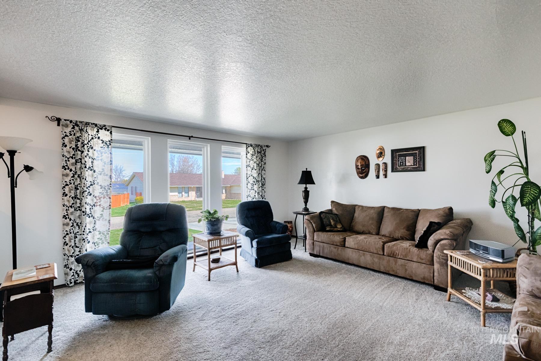 525 Donna Drive, Nampa, Idaho 83686-8861, 5 Bedrooms, 3 Bathrooms, Residential For Sale, Price $598,900, 98978698