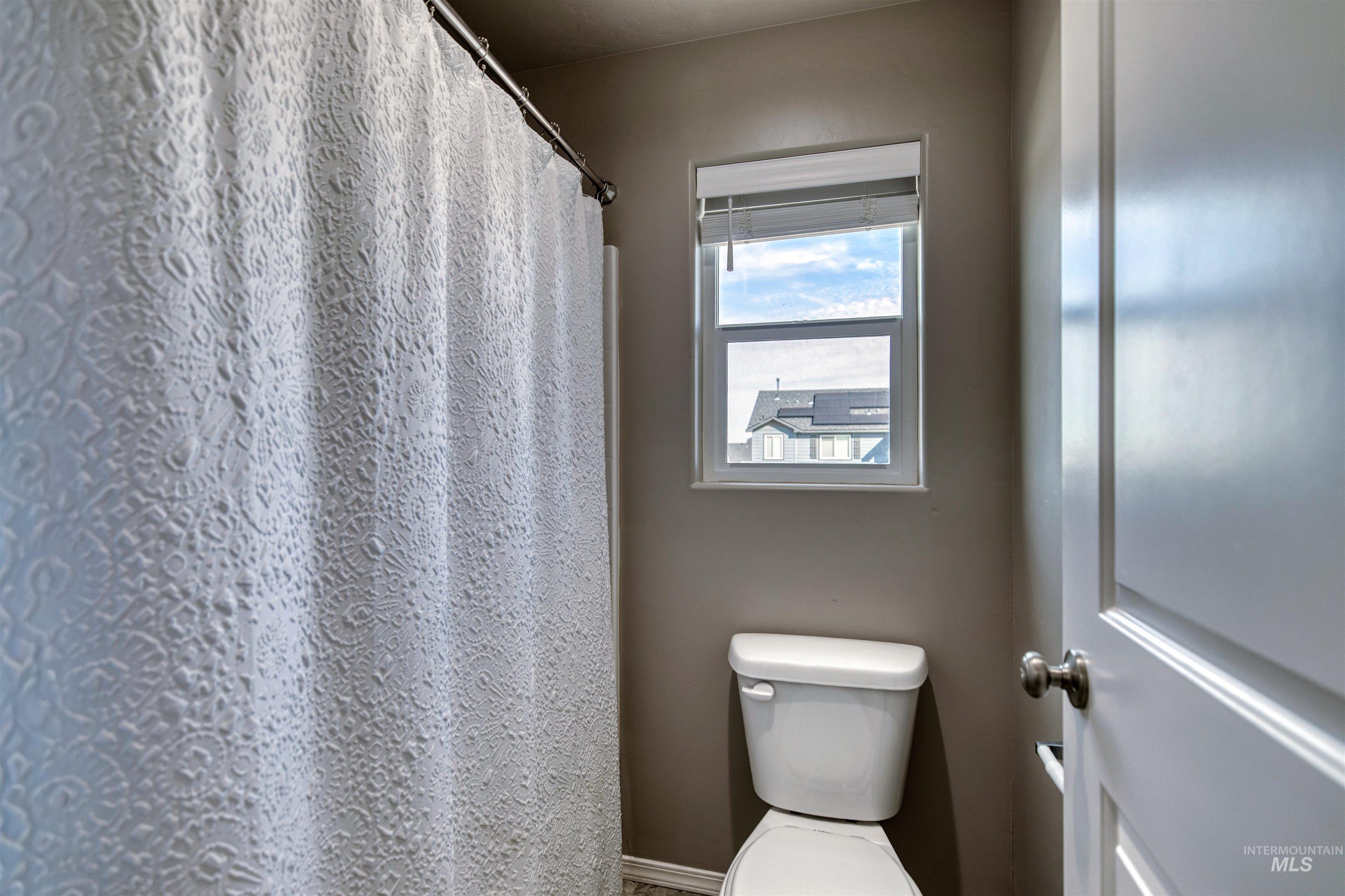 1913 E Cave Falls St., Kuna, Idaho 83634, 3 Bedrooms, 2.5 Bathrooms, Residential For Sale, Price $424,900,MLS 98978701