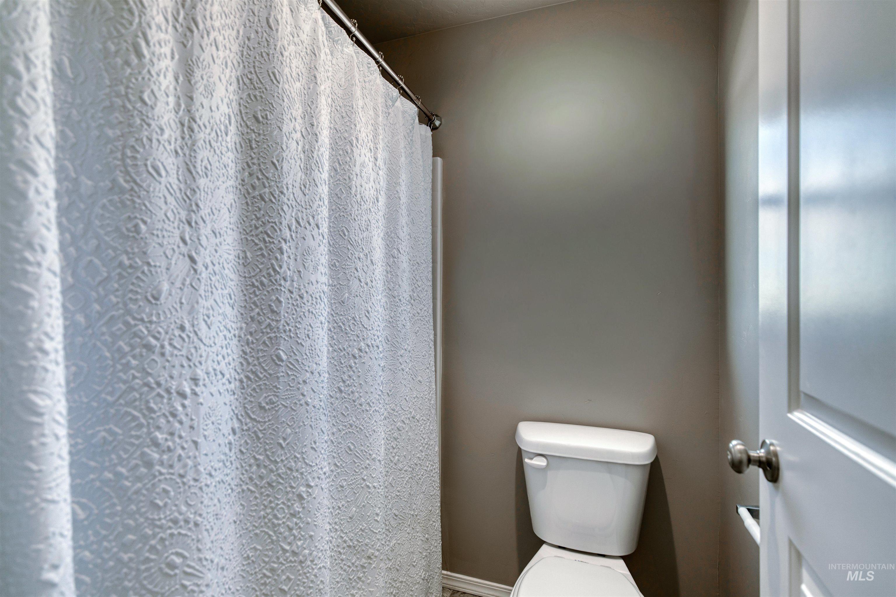 1913 E Cave Falls St., Kuna, Idaho 83634, 3 Bedrooms, 2.5 Bathrooms, Residential For Sale, Price $424,900,MLS 98978701