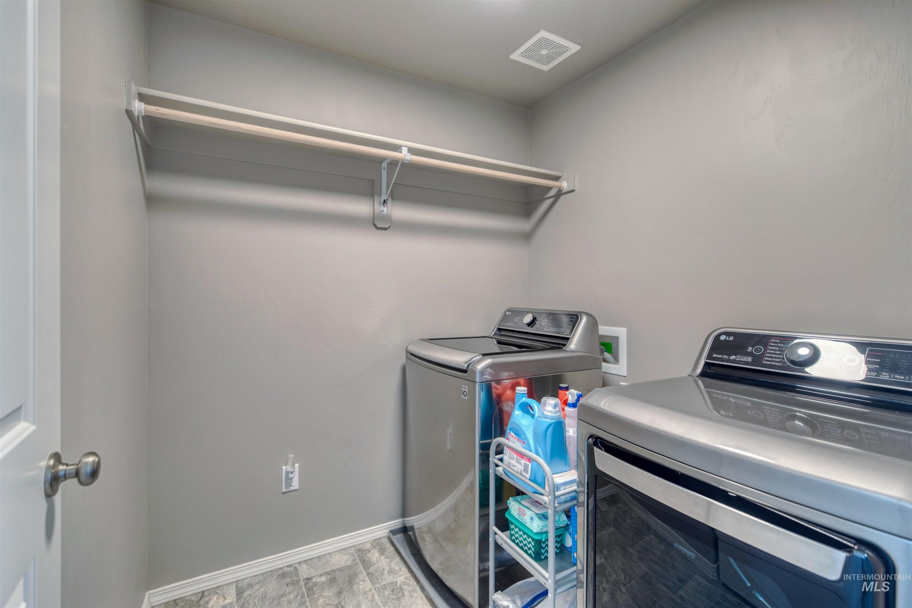 1913 E Cave Falls St., Kuna, Idaho 83634, 3 Bedrooms, 2.5 Bathrooms, Residential For Sale, Price $424,900,MLS 98978701