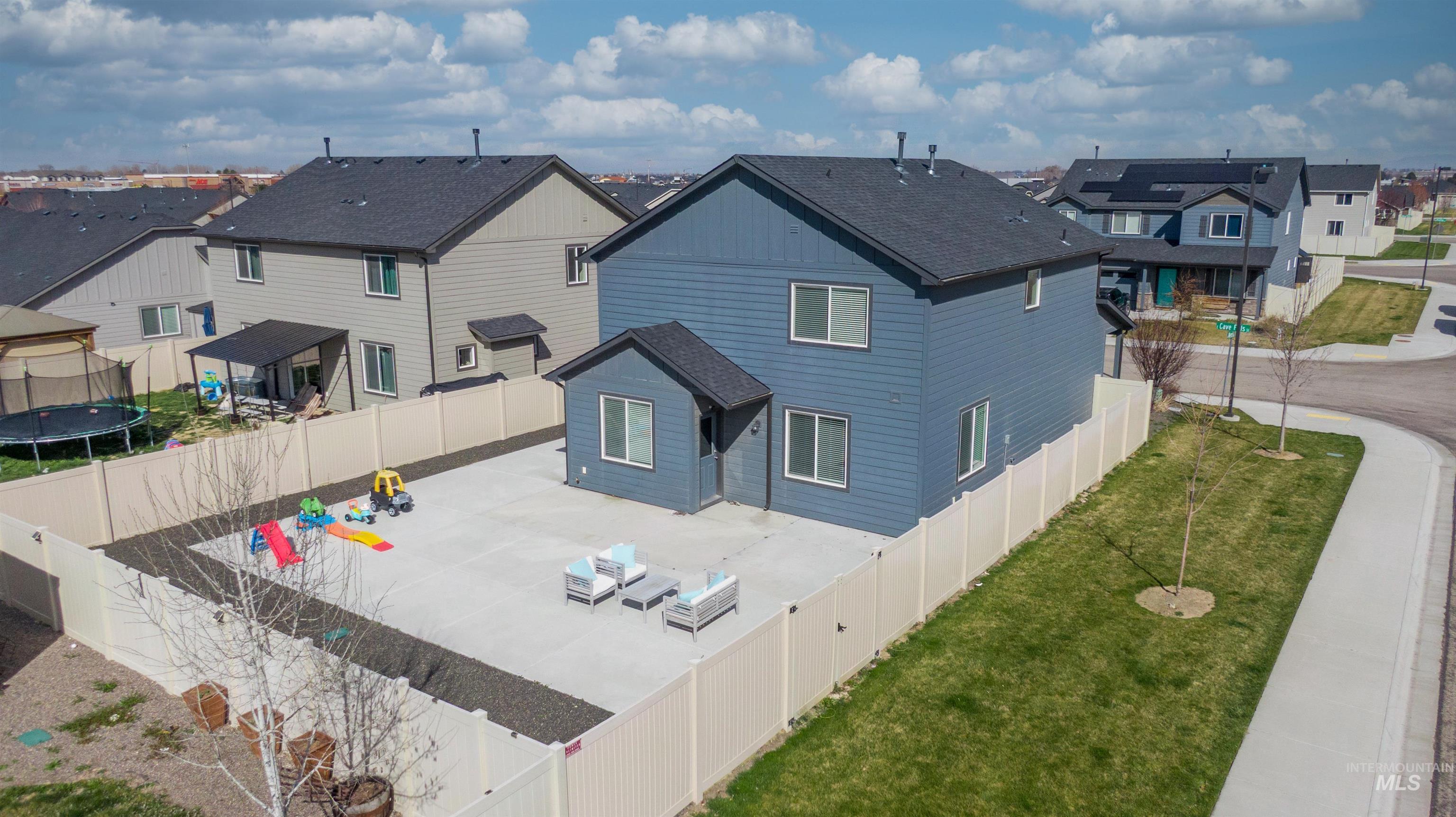 1913 E Cave Falls St., Kuna, Idaho 83634, 3 Bedrooms, 2.5 Bathrooms, Residential For Sale, Price $424,900,MLS 98978701