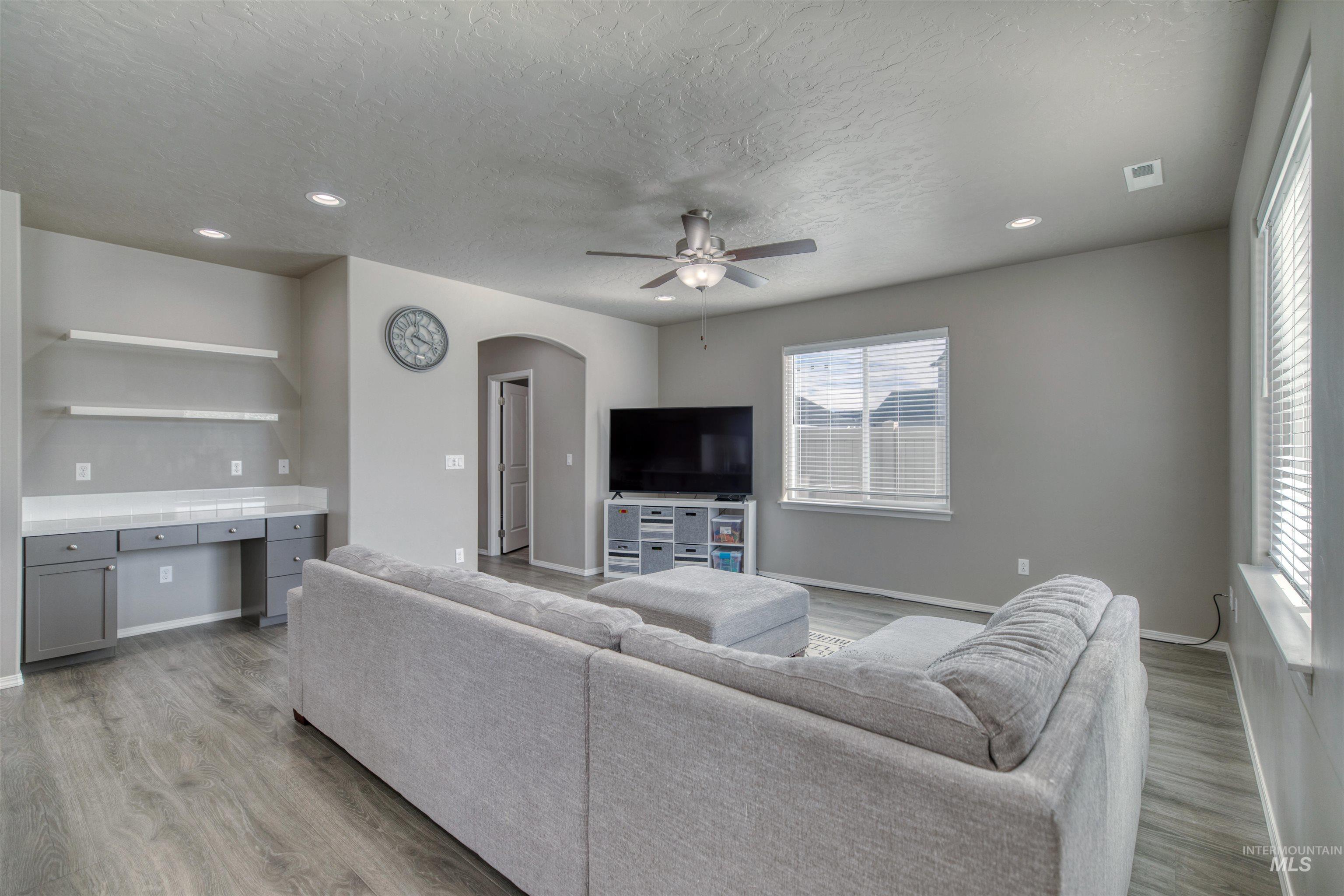 1913 E Cave Falls St., Kuna, Idaho 83634, 3 Bedrooms, 2.5 Bathrooms, Residential For Sale, Price $424,900,MLS 98978701