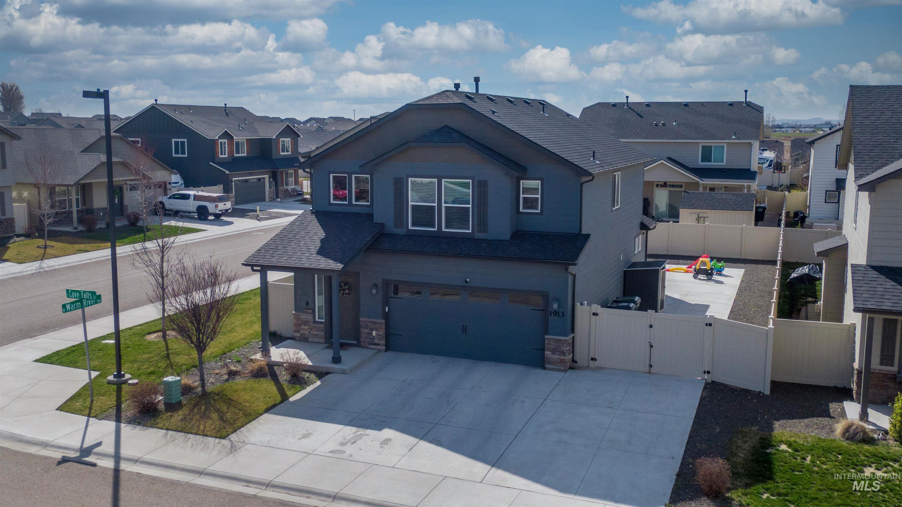 1913 E Cave Falls St., Kuna, Idaho 83634, 3 Bedrooms, 2.5 Bathrooms, Residential For Sale, Price $424,900,MLS 98978701