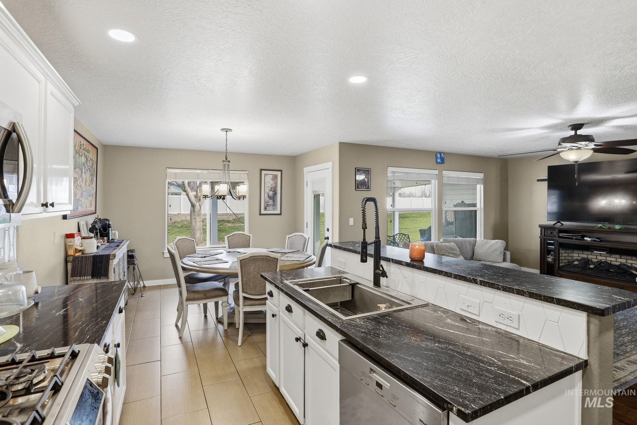 6924 E Greens Dr, Nampa, Idaho 83687, 3 Bedrooms, 3 Bathrooms, Residential For Sale, Price $455,000,MLS 98978742