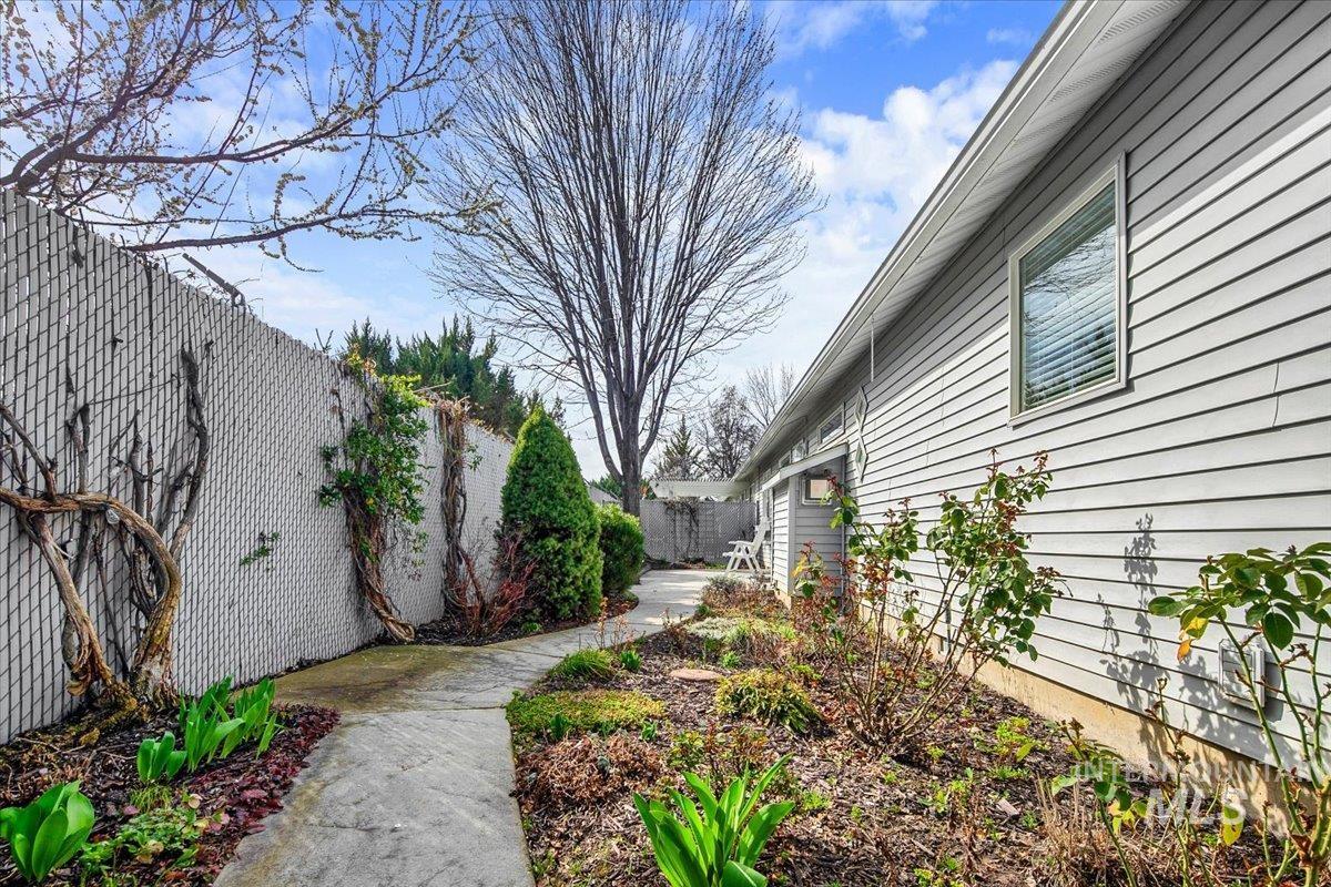 8133 W. Penny Ln., Garden City, Idaho 83714, 2 Bedrooms, 2.5 Bathrooms, Residential For Sale, Price $394,900,MLS 98978763
