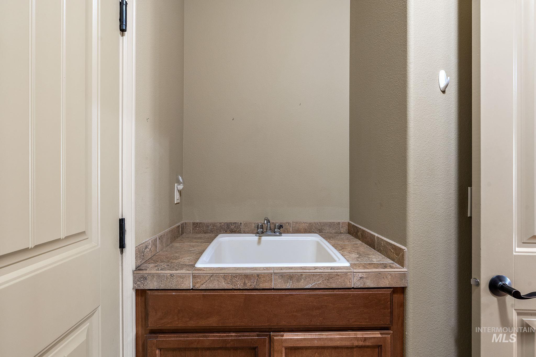 1703 W Par Ct., Eagle, Idaho 83616, 3 Bedrooms, 3 Bathrooms, Residential For Sale, Price $749,900,MLS 98978783