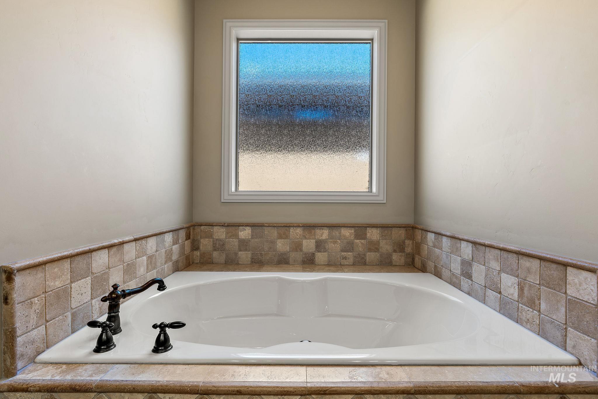 1703 W Par Ct., Eagle, Idaho 83616, 3 Bedrooms, 3 Bathrooms, Residential For Sale, Price $749,900,MLS 98978783